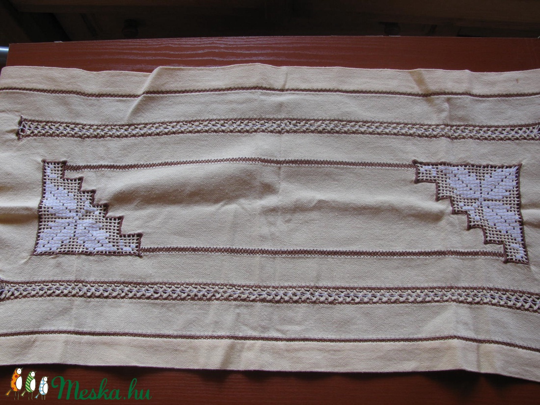 Barna-fehér-sárga hímzett horgolt terítő: 77x34cm - otthon & életmód - dekoráció - asztal és polc dekoráció - horgolt & csipketerítő - Meska.hu