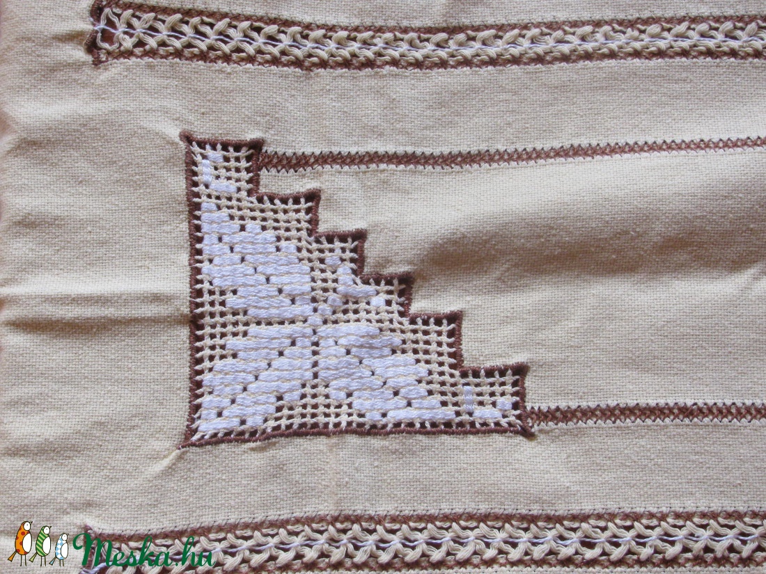 Barna-fehér-sárga hímzett horgolt terítő: 77x34cm - otthon & életmód - dekoráció - asztal és polc dekoráció - horgolt & csipketerítő - Meska.hu