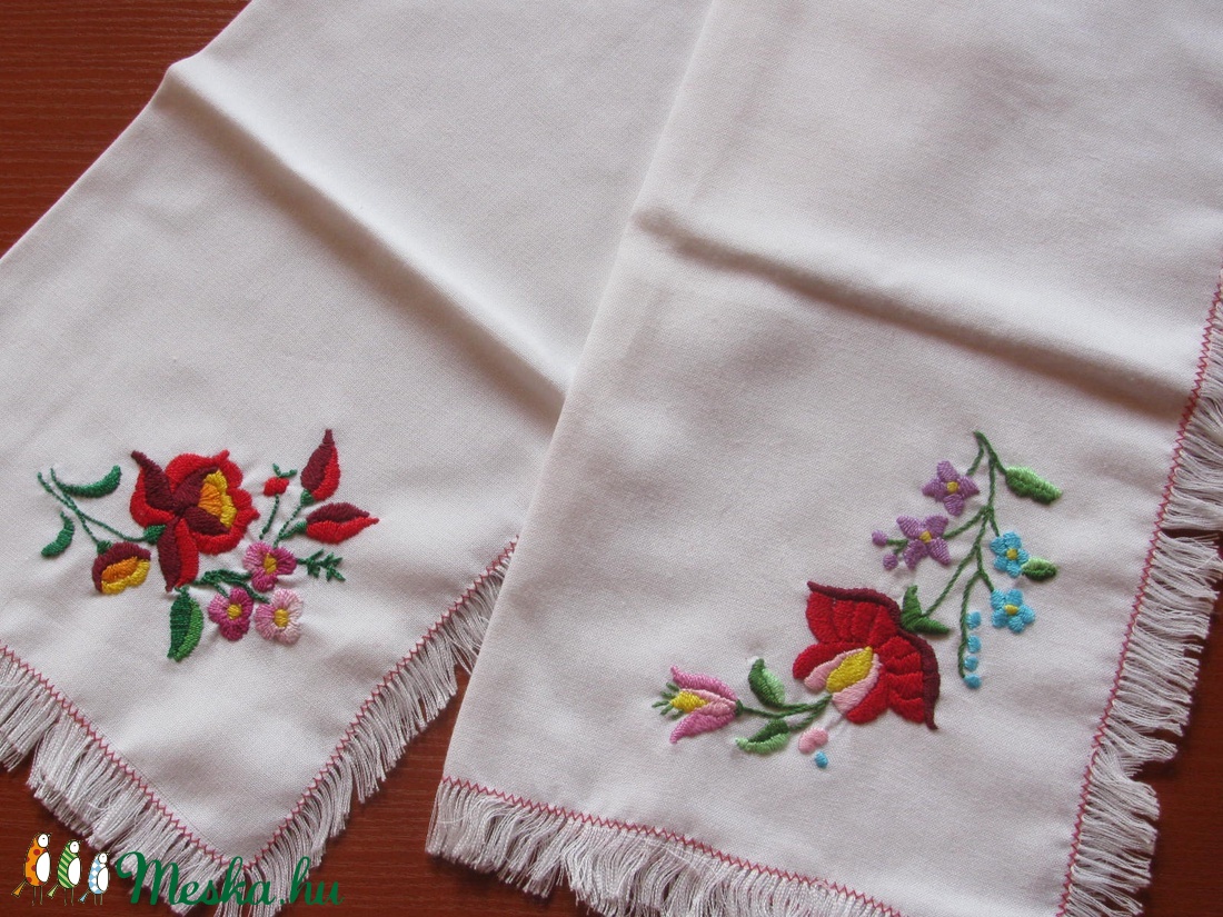 2Kalocsai hímzett rojtos terítő: 35x35cm - otthon & életmód - dekoráció - asztal és polc dekoráció - horgolt & csipketerítő - Meska.hu