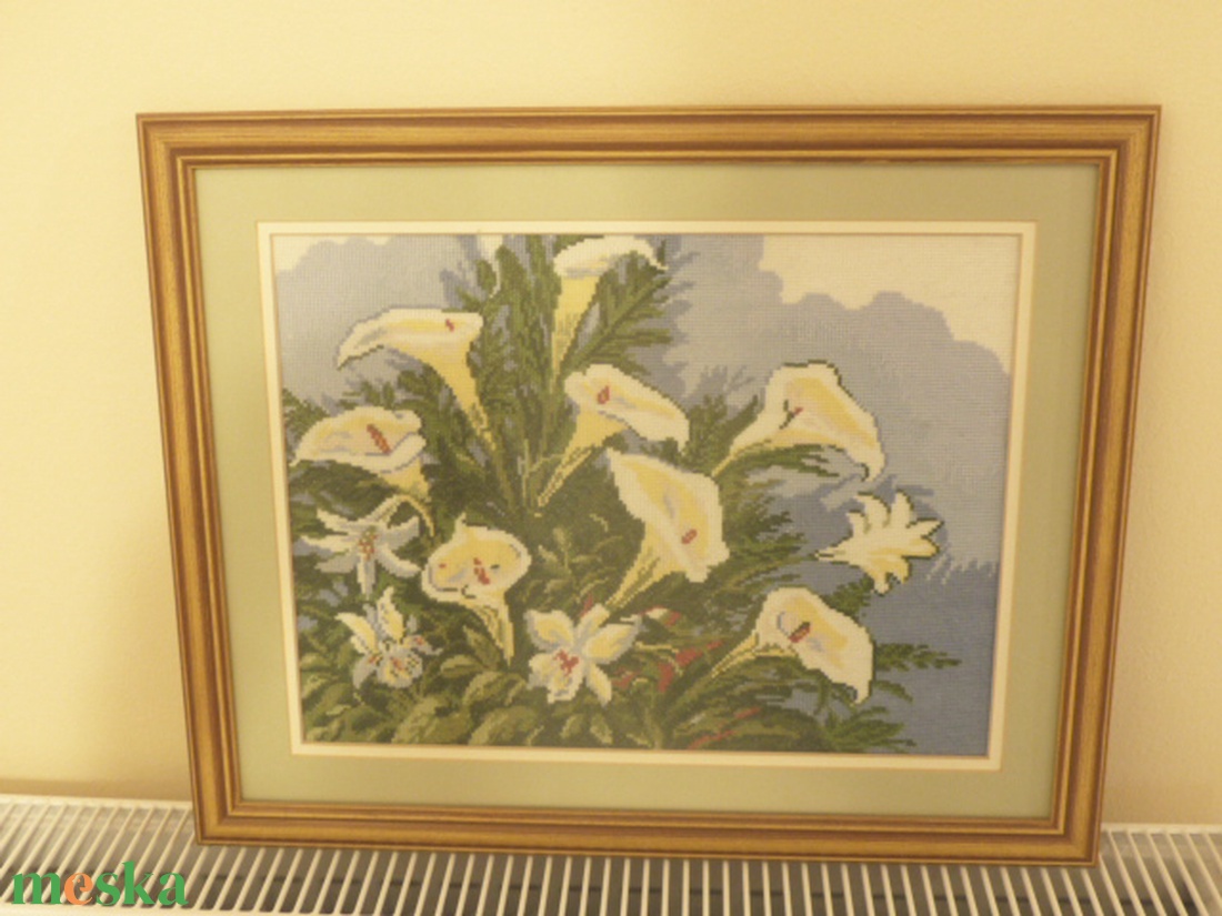 Keresztszemes kép kála virágokkal 37x46 cm, ajándéknak is kiváló, minőségi munka - otthon & életmód - dekoráció - kép & falikép - üvegkép - Meska.hu