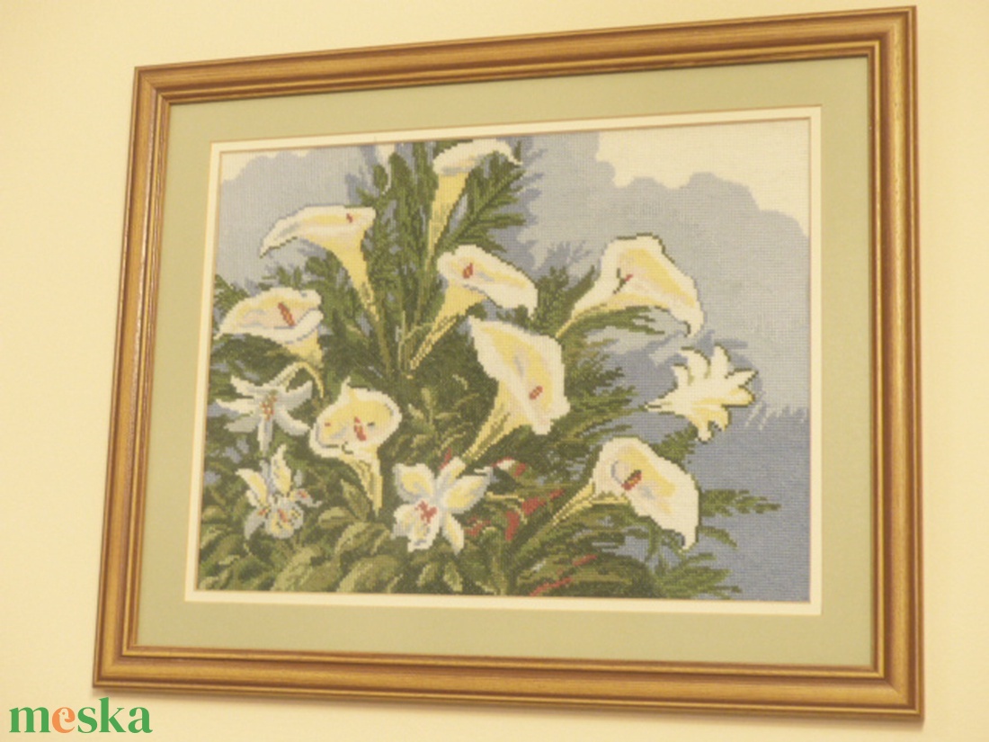 Keresztszemes kép kála virágokkal 37x46 cm, ajándéknak is kiváló, minőségi munka - otthon & életmód - dekoráció - kép & falikép - üvegkép - Meska.hu