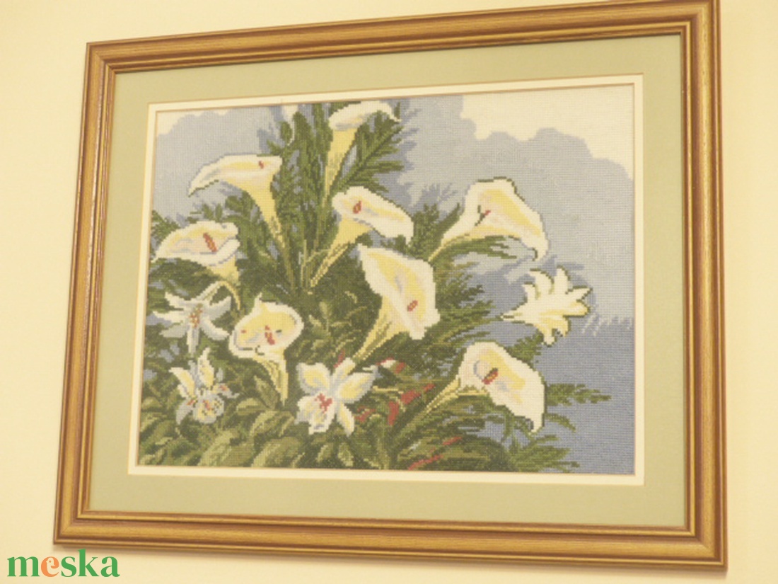 Keresztszemes kép kála virágokkal 37x46 cm, ajándéknak is kiváló, minőségi munka - otthon & életmód - dekoráció - kép & falikép - üvegkép - Meska.hu