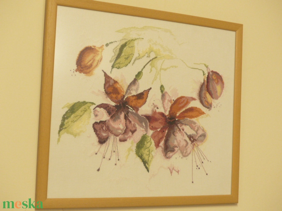 Keresztszemes kép fukszia virágokkal 47x52 cm,ajándéknak is kiváló, minőségi munka - otthon & életmód - dekoráció - kép & falikép - üvegkép - Meska.hu
