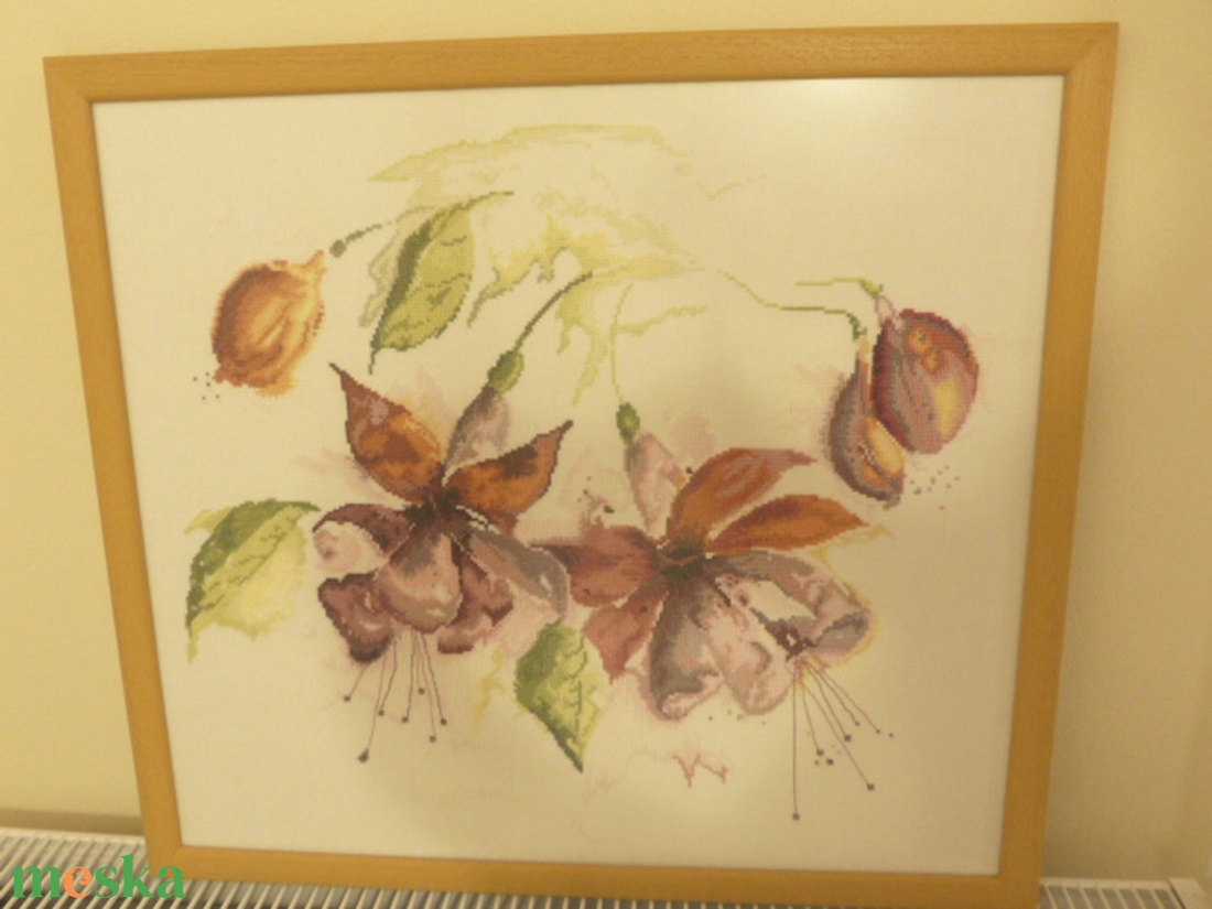 Keresztszemes kép fukszia virágokkal 47x52 cm,ajándéknak is kiváló, minőségi munka - otthon & életmód - dekoráció - kép & falikép - üvegkép - Meska.hu