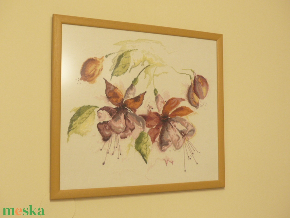 Keresztszemes kép fukszia virágokkal 47x52 cm,ajándéknak is kiváló, minőségi munka - otthon & életmód - dekoráció - kép & falikép - üvegkép - Meska.hu