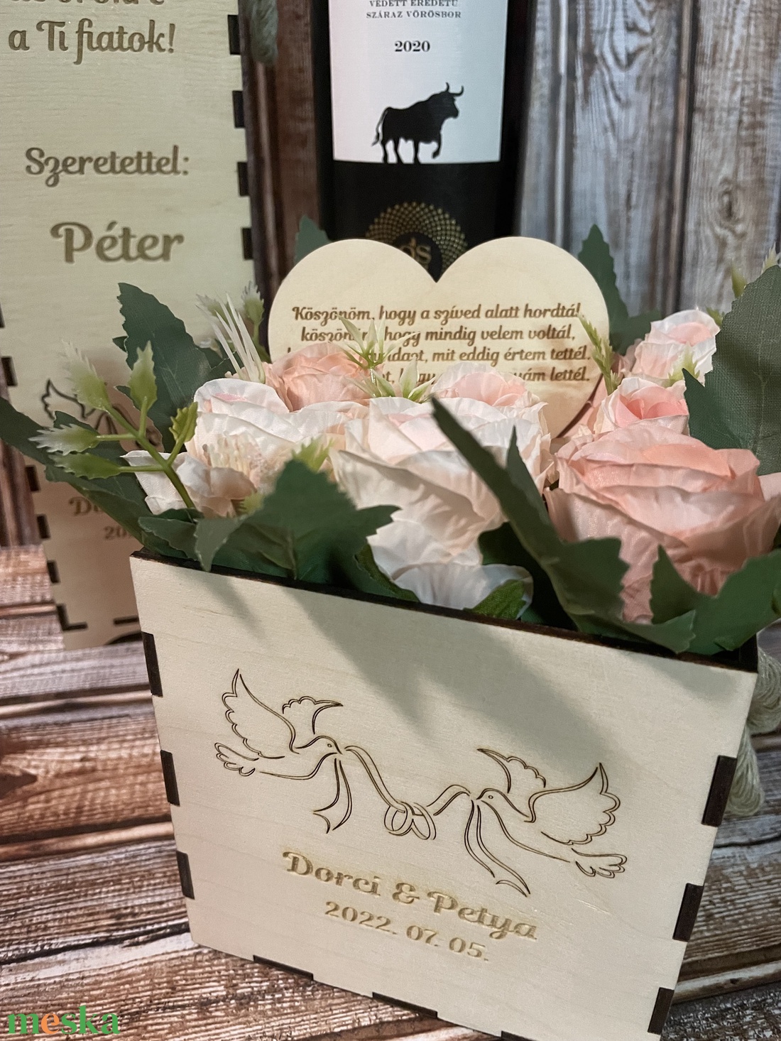 Szülőköszöntő szett, virág box, gravírozott díszdobozban, szív alakú betűzővel, bortartóval, galamb mintával - esküvő - emlék & ajándék - szülőköszöntő ajándék - Meska.hu Szülőköszöntő szett, virág box, gravírozott díszdobozban, szív alakú betűzővel, bortartóval, galamb mintával - esküvő - emlék & ajándék - szülőköszöntő ajándék - Meska.hu