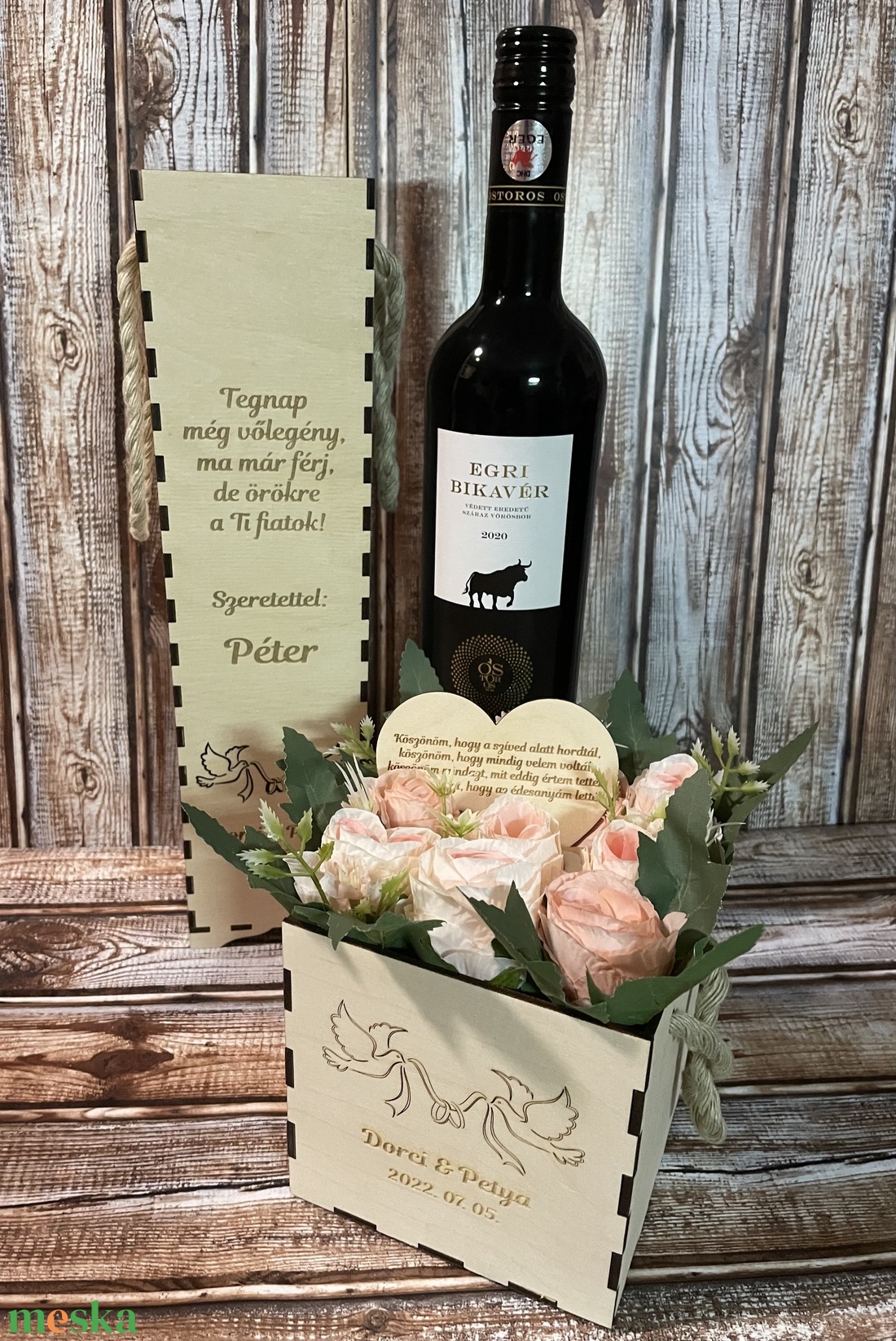 Szülőköszöntő szett, virág box, gravírozott díszdobozban, szív alakú betűzővel, bortartóval, galamb mintával - esküvő - emlék & ajándék - szülőköszöntő ajándék - Meska.hu Szülőköszöntő szett, virág box, gravírozott díszdobozban, szív alakú betűzővel, bortartóval, galamb mintával - esküvő - emlék & ajándék - szülőköszöntő ajándék - Meska.hu