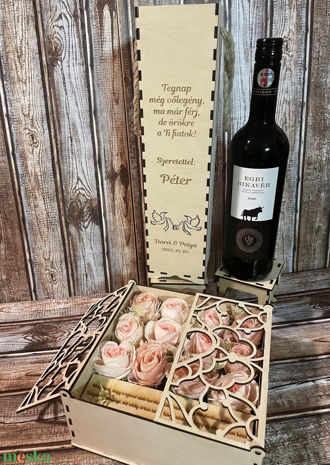 Szülőköszöntő szett, virág box szív mintájú ajtókkal, gravírozott idézettel, bortartóval, galamb mintával - esküvő - emlék & ajándék - szülőköszöntő ajándék - Meska.hu Szülőköszöntő szett, virág box szív mintájú ajtókkal, gravírozott idézettel, bortartóval, galamb mintával - esküvő - emlék & ajándék - szülőköszöntő ajándék - Meska.hu