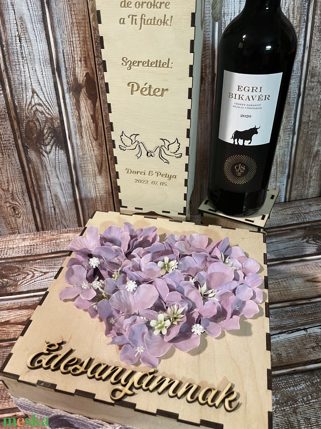 Szülőköszöntő szett, virág box szív formára tűzött virágokkal, feliratozott előlappal, bortartóval, galamb mintával - esküvő - emlék & ajándék - szülőköszöntő ajándék - Meska.hu Szülőköszöntő szett, virág box szív formára tűzött virágokkal, feliratozott előlappal, bortartóval, galamb mintával - esküvő - emlék & ajándék - szülőköszöntő ajándék - Meska.hu