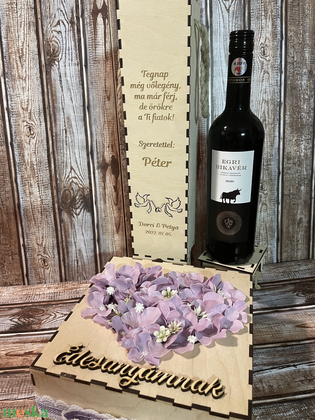 Szülőköszöntő szett, virág box szív formára tűzött virágokkal, feliratozott előlappal, bortartóval, galamb mintával - esküvő - emlék & ajándék - szülőköszöntő ajándék - Meska.hu Szülőköszöntő szett, virág box szív formára tűzött virágokkal, feliratozott előlappal, bortartóval, galamb mintával - esküvő - emlék & ajándék - szülőköszöntő ajándék - Meska.hu