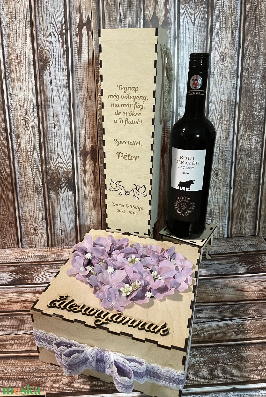 Szülőköszöntő szett, virág box szív formára tűzött virágokkal, feliratozott előlappal, bortartóval, galamb mintával - esküvő - emlék & ajándék - szülőköszöntő ajándék - Meska.hu Szülőköszöntő szett, virág box szív formára tűzött virágokkal, feliratozott előlappal, bortartóval, galamb mintával - esküvő - emlék & ajándék - szülőköszöntő ajándék - Meska.hu