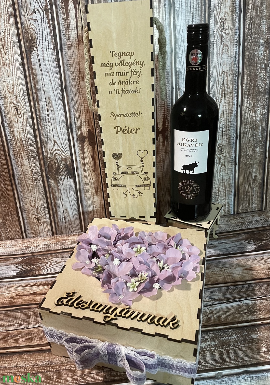 Szülőköszöntő szett, virág box szív formára tűzött virágokkal, felirattal, bortartóval Just Married mintával - esküvő - emlék & ajándék - szülőköszöntő ajándék - Meska.hu Szülőköszöntő szett, virág box szív formára tűzött virágokkal, felirattal, bortartóval Just Married mintával - esküvő - emlék & ajándék - szülőköszöntő ajándék - Meska.hu