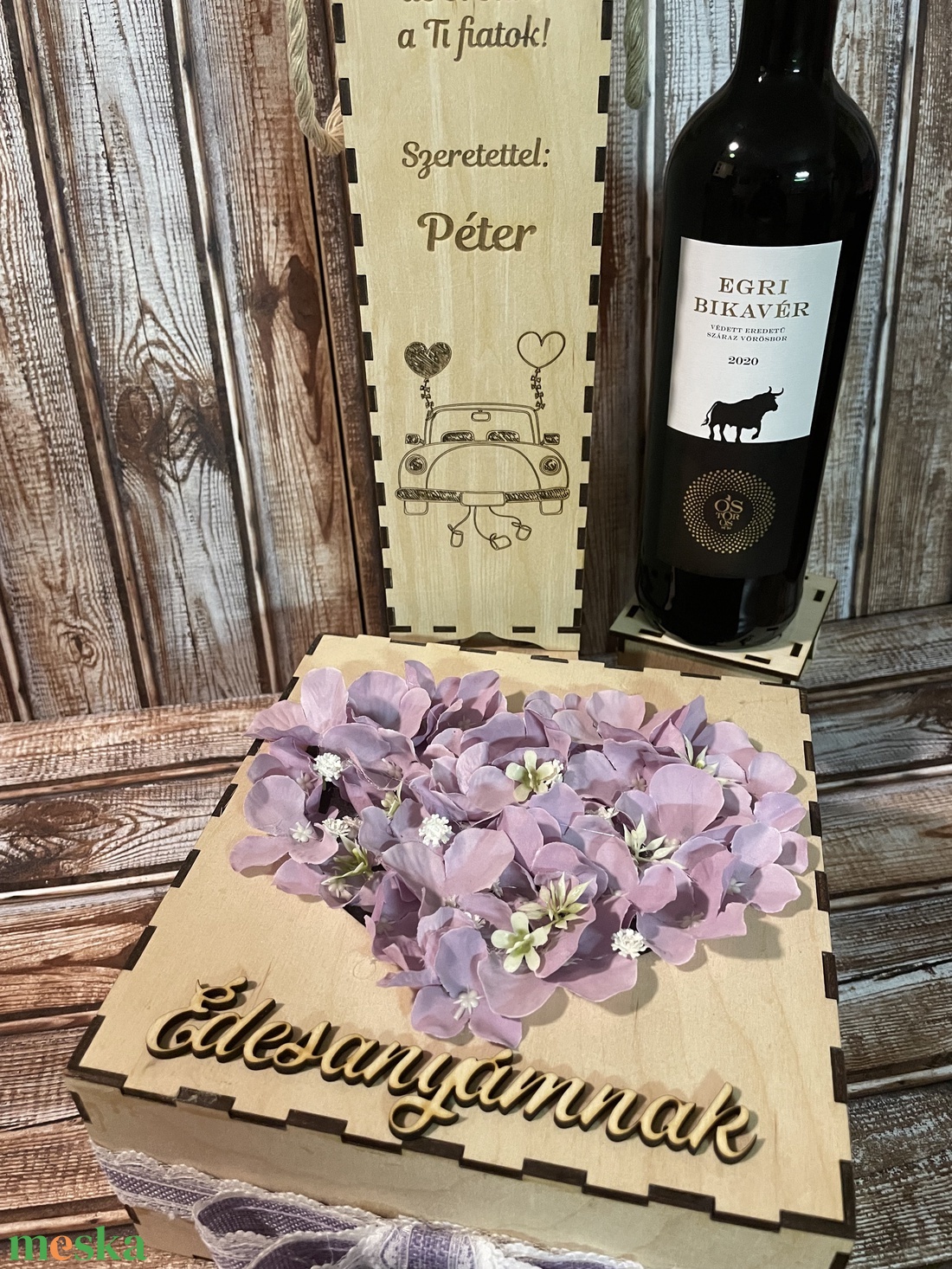 Szülőköszöntő szett, virág box szív formára tűzött virágokkal, felirattal, bortartóval Just Married mintával - esküvő - emlék & ajándék - szülőköszöntő ajándék - Meska.hu Szülőköszöntő szett, virág box szív formára tűzött virágokkal, felirattal, bortartóval Just Married mintával - esküvő - emlék & ajándék - szülőköszöntő ajándék - Meska.hu