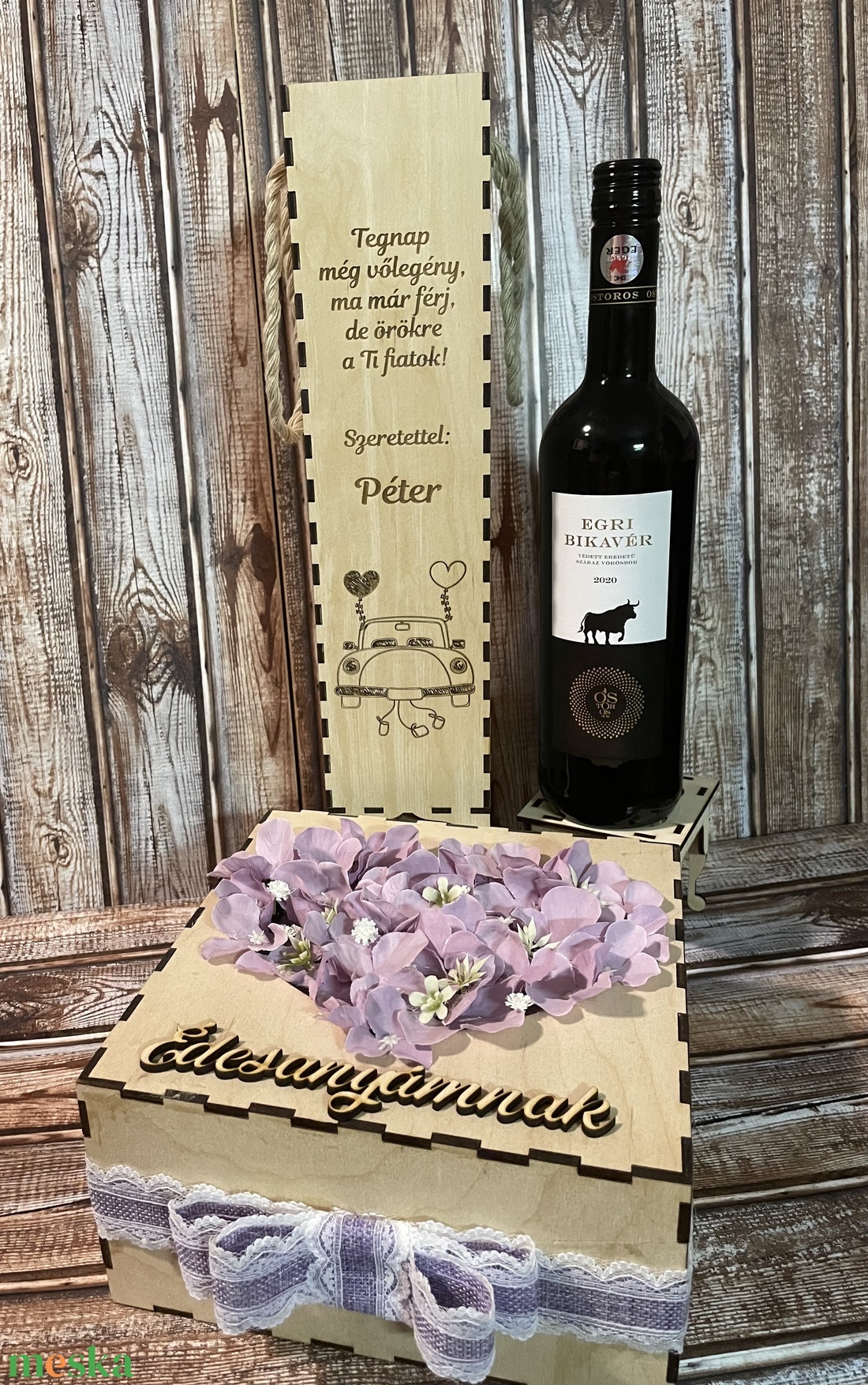 Szülőköszöntő szett, virág box szív formára tűzött virágokkal, felirattal, bortartóval Just Married mintával - esküvő - emlék & ajándék - szülőköszöntő ajándék - Meska.hu Szülőköszöntő szett, virág box szív formára tűzött virágokkal, felirattal, bortartóval Just Married mintával - esküvő - emlék & ajándék - szülőköszöntő ajándék - Meska.hu