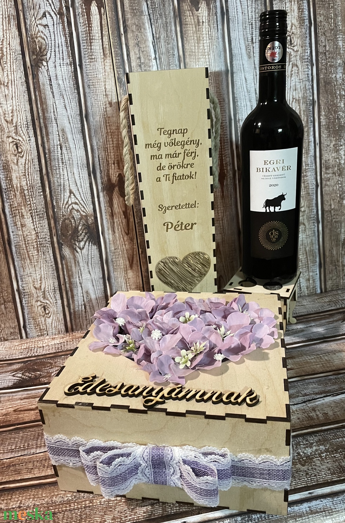 Szülőköszöntő szett, virág box szív formára tűzött virágokkal, felirattal, bortartóval léggömb szív mintával - esküvő - emlék & ajándék - szülőköszöntő ajándék - Meska.hu