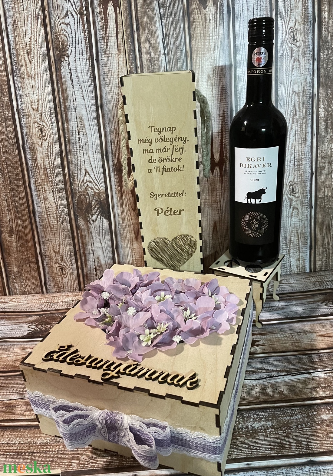 Szülőköszöntő szett, virág box szív formára tűzött virágokkal, felirattal, bortartóval léggömb szív mintával - esküvő - emlék & ajándék - szülőköszöntő ajándék - Meska.hu