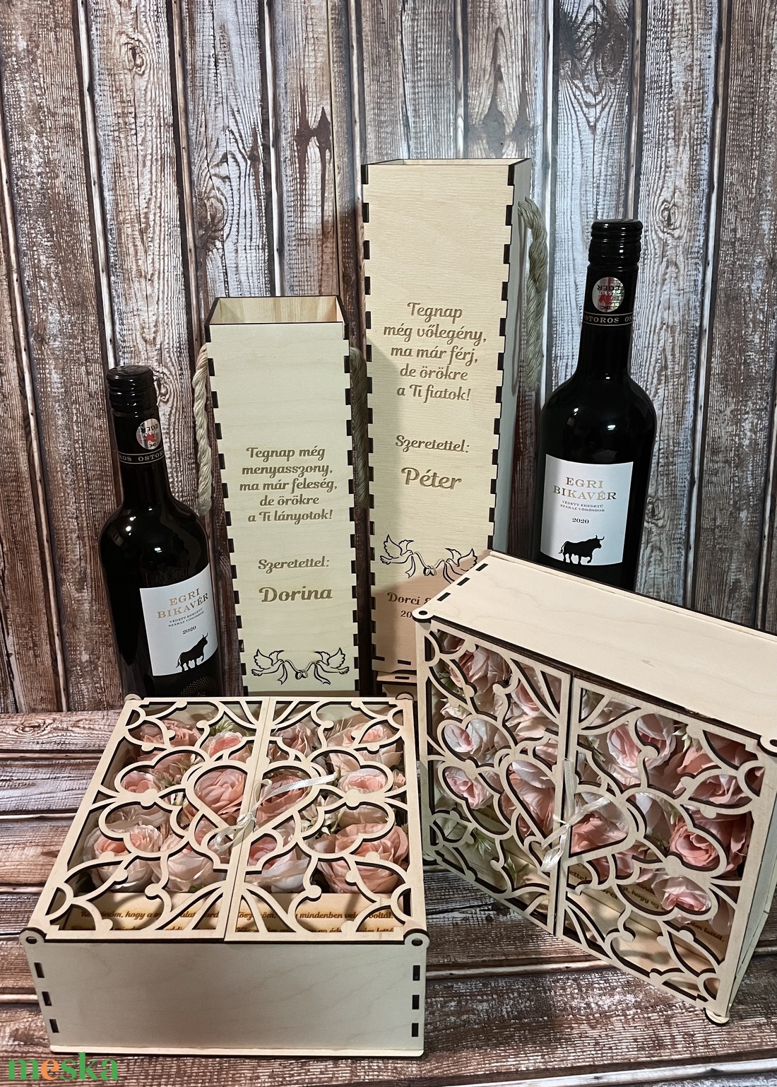 Szülőköszöntő szett, virág boxok szív mintájú ajtókkal, gravírozott idézettel, bortartókkal, galamb mintával - esküvő - emlék & ajándék - szülőköszöntő ajándék - Meska.hu Szülőköszöntő szett, virág boxok szív mintájú ajtókkal, gravírozott idézettel, bortartókkal, galamb mintával - esküvő - emlék & ajándék - szülőköszöntő ajándék - Meska.hu
