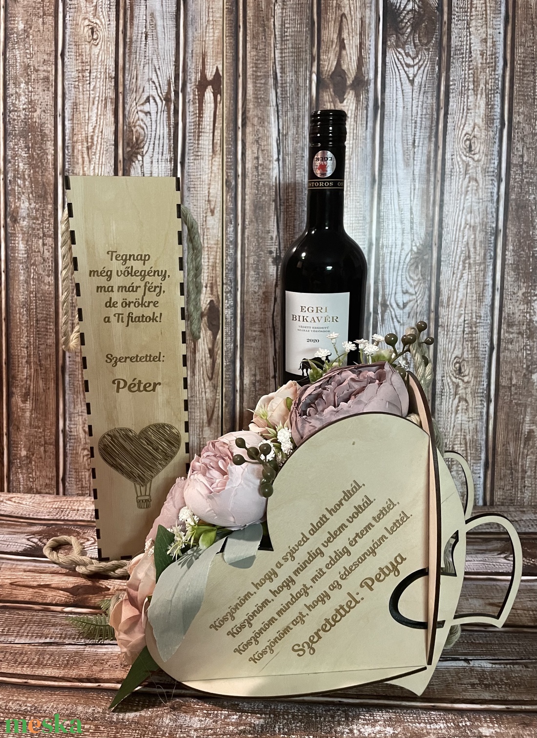 Szülőköszöntő szett, szív alakú virág box, gravírozott előlappal, bortartóval, léggömb-szív mintával - esküvő - emlék & ajándék - szülőköszöntő ajándék - Meska.hu