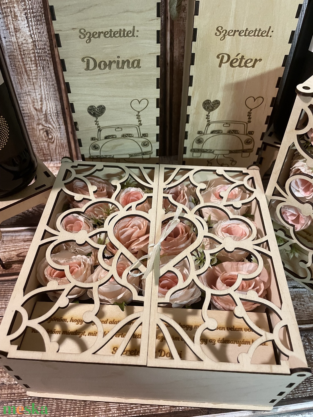 Szülőköszöntő szett, virág boxok szív mintájú ajtókkal, gravírozott idézettel, bortartókkal, Just Married mintával - esküvő - emlék & ajándék - szülőköszöntő ajándék - Meska.hu