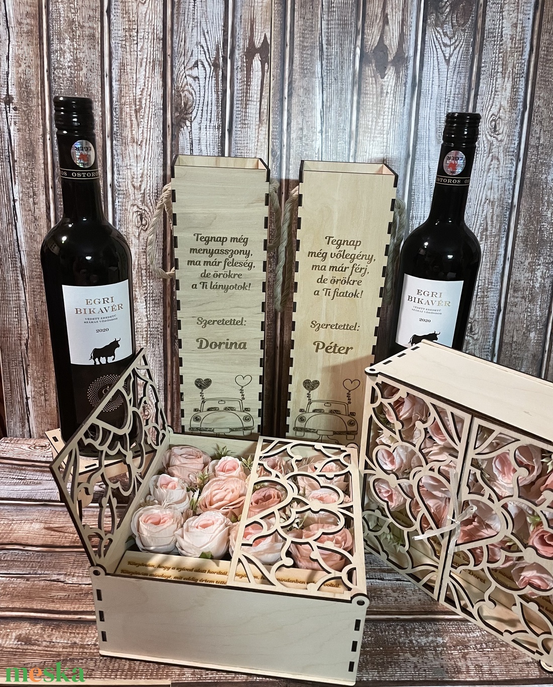 Szülőköszöntő szett, virág boxok szív mintájú ajtókkal, gravírozott idézettel, bortartókkal, Just Married mintával - esküvő - emlék & ajándék - szülőköszöntő ajándék - Meska.hu