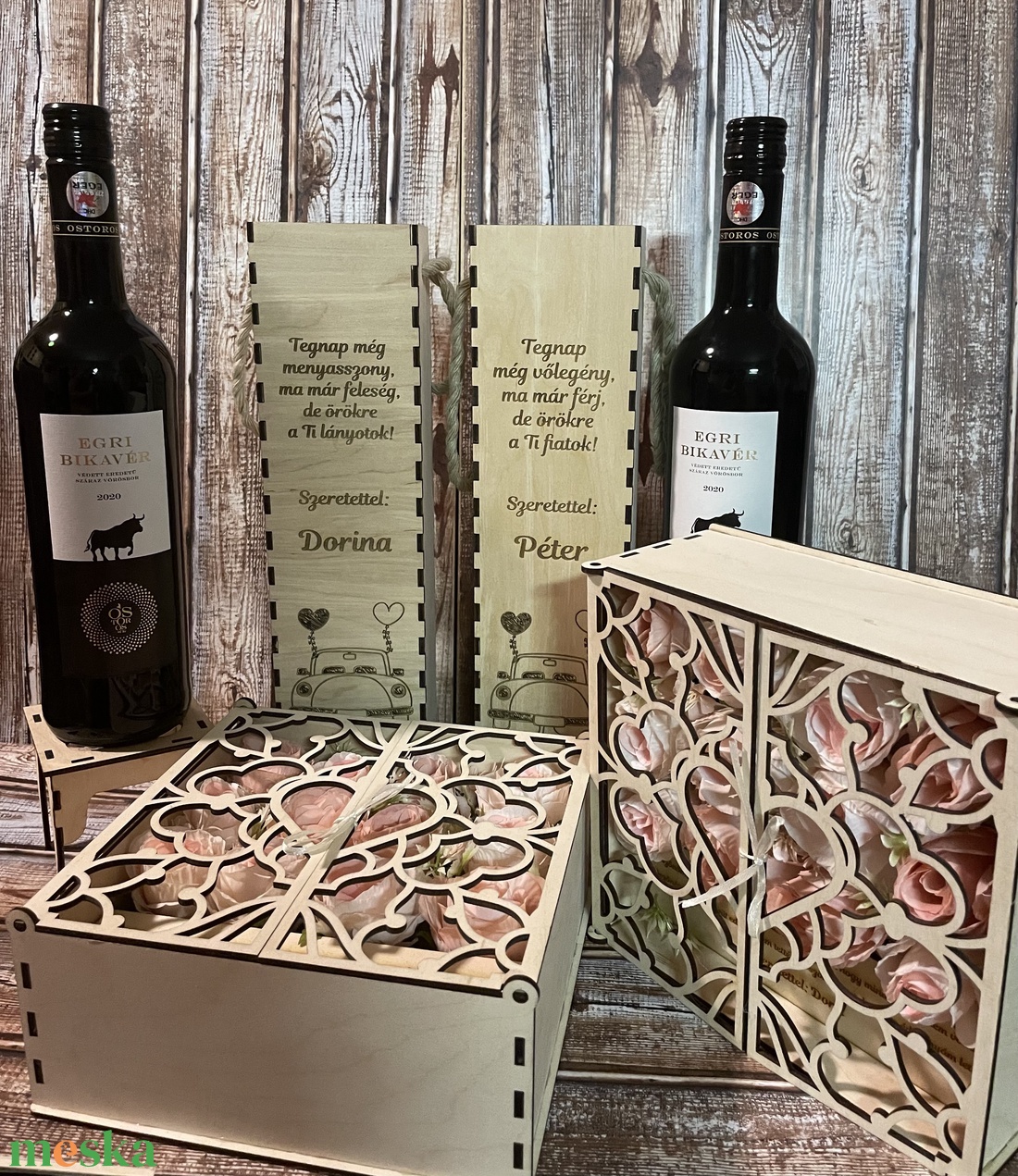 Szülőköszöntő szett, virág boxok szív mintájú ajtókkal, gravírozott idézettel, bortartókkal, Just Married mintával - esküvő - emlék & ajándék - szülőköszöntő ajándék - Meska.hu