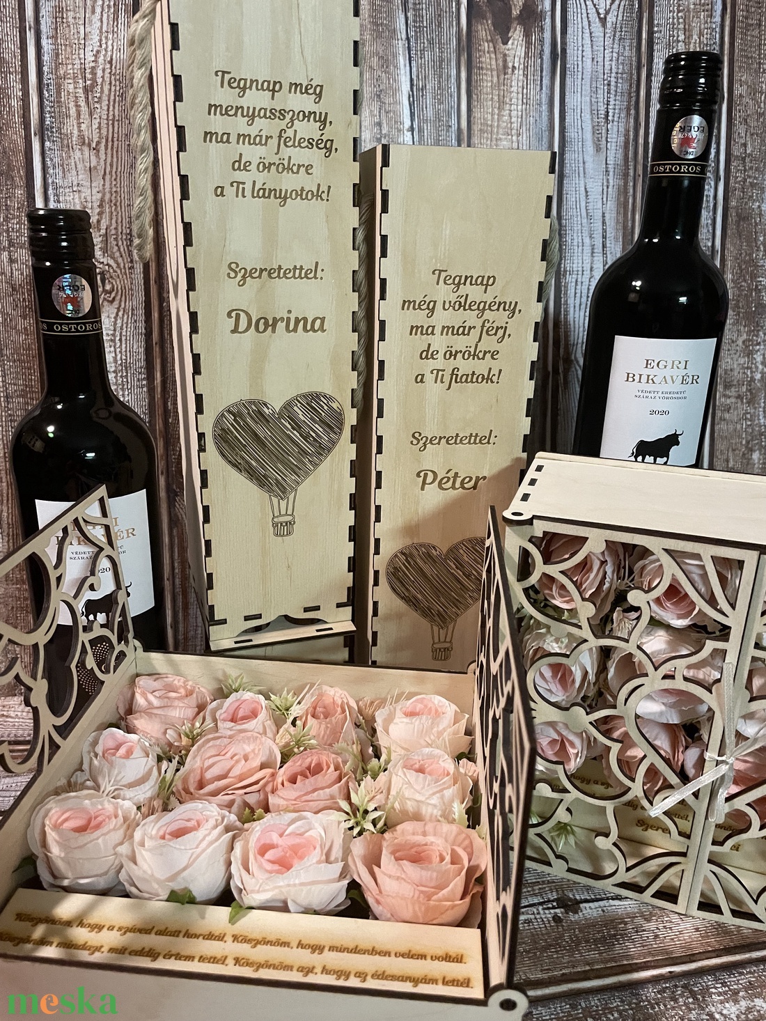 Szülőköszöntő szett, virág boxok szív mintájú ajtókkal, gravírozott idézettel, bortartókkal, Léggömb szív mintával - esküvő - emlék & ajándék - szülőköszöntő ajándék - Meska.hu Szülőköszöntő szett, virág boxok szív mintájú ajtókkal, gravírozott idézettel, bortartókkal, Léggömb szív mintával - esküvő - emlék & ajándék - szülőköszöntő ajándék - Meska.hu