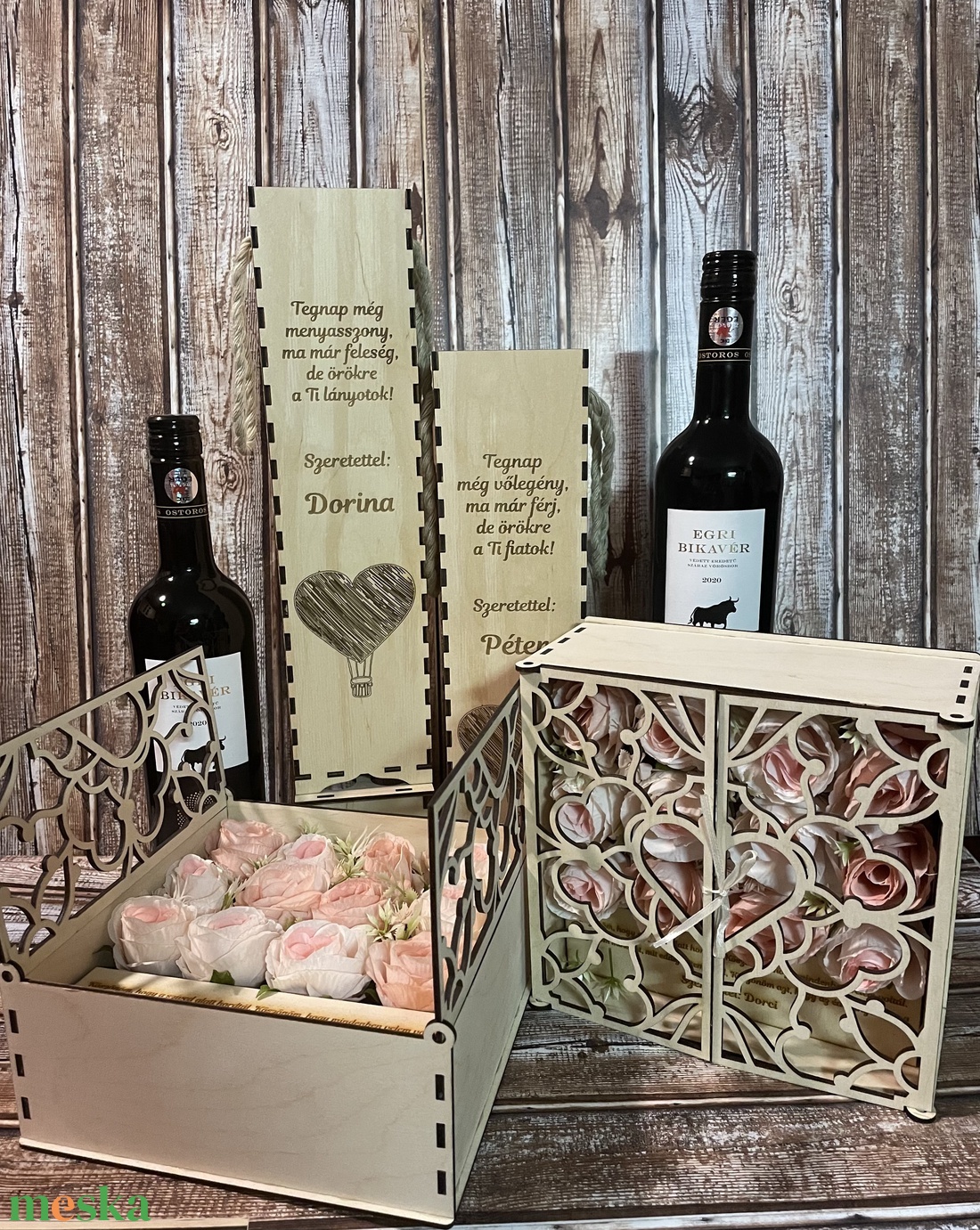 Szülőköszöntő szett, virág boxok szív mintájú ajtókkal, gravírozott idézettel, bortartókkal, Léggömb szív mintával - esküvő - emlék & ajándék - szülőköszöntő ajándék - Meska.hu Szülőköszöntő szett, virág boxok szív mintájú ajtókkal, gravírozott idézettel, bortartókkal, Léggömb szív mintával - esküvő - emlék & ajándék - szülőköszöntő ajándék - Meska.hu