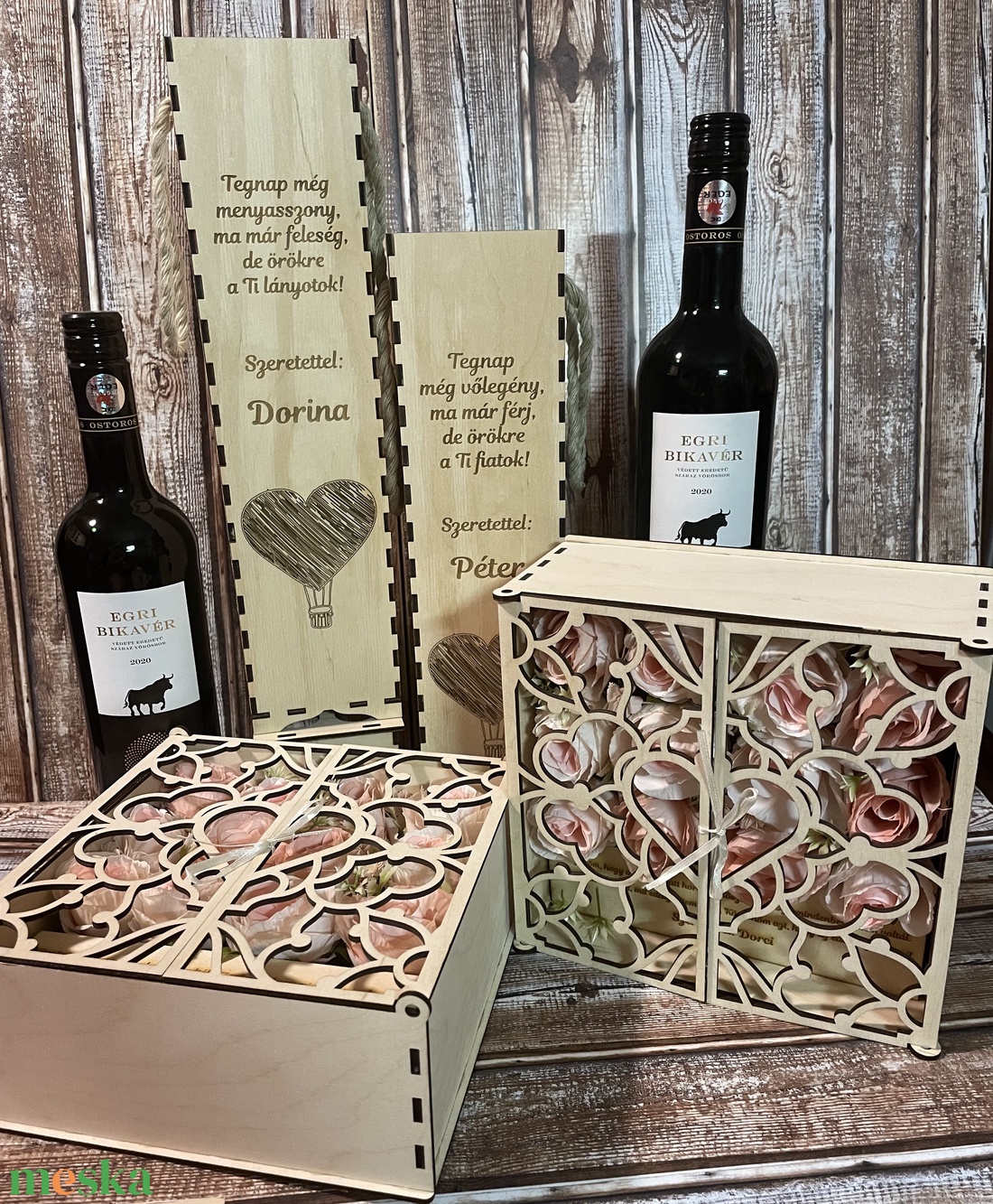 Szülőköszöntő szett, virág boxok szív mintájú ajtókkal, gravírozott idézettel, bortartókkal, Léggömb szív mintával - esküvő - emlék & ajándék - szülőköszöntő ajándék - Meska.hu Szülőköszöntő szett, virág boxok szív mintájú ajtókkal, gravírozott idézettel, bortartókkal, Léggömb szív mintával - esküvő - emlék & ajándék - szülőköszöntő ajándék - Meska.hu
