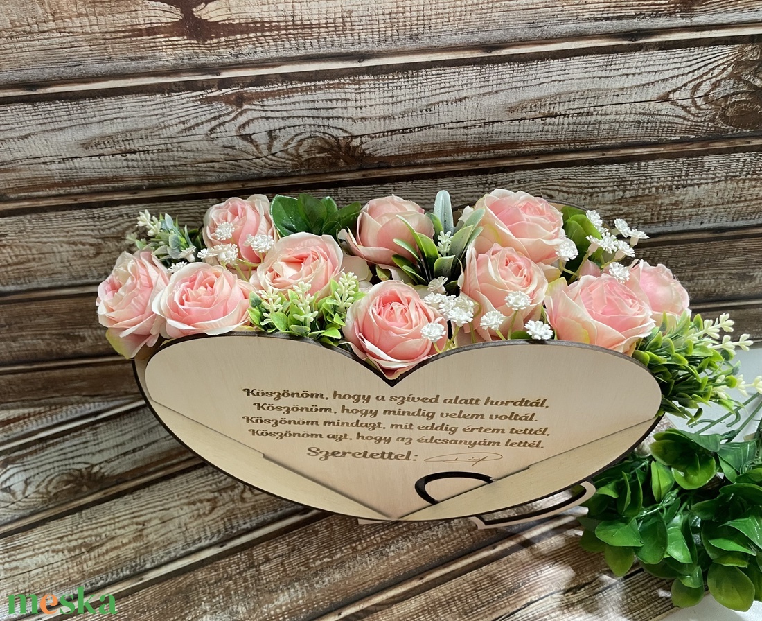 Szülőköszöntő szett, szív alakú virág boxok, gravírozott előlappal, bortartókkal, Léggömb szív mintával - esküvő - emlék & ajándék - szülőköszöntő ajándék - Meska.hu Szülőköszöntő szett, szív alakú virág boxok, gravírozott előlappal, bortartókkal, Léggömb szív mintával - esküvő - emlék & ajándék - szülőköszöntő ajándék - Meska.hu
