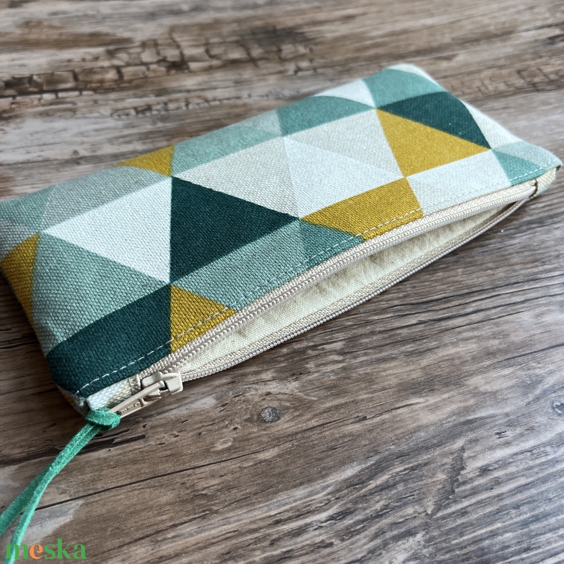 Háromszög mintás neszesszer tolltartó szemüvegtartó zöld okker neszesszer pedagógusnap - táska & tok - neszesszer - Meska.hu