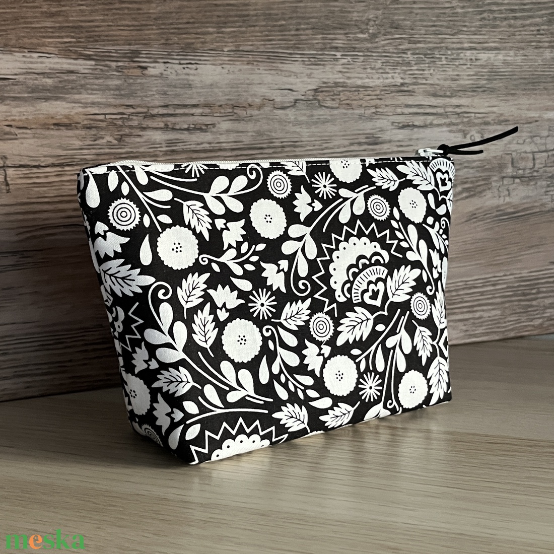 Fekete-fehér virágos neszesszer pipere táska születésnap gyereknap pedagógusnap neszeszer - táska & tok - neszesszer - Meska.hu