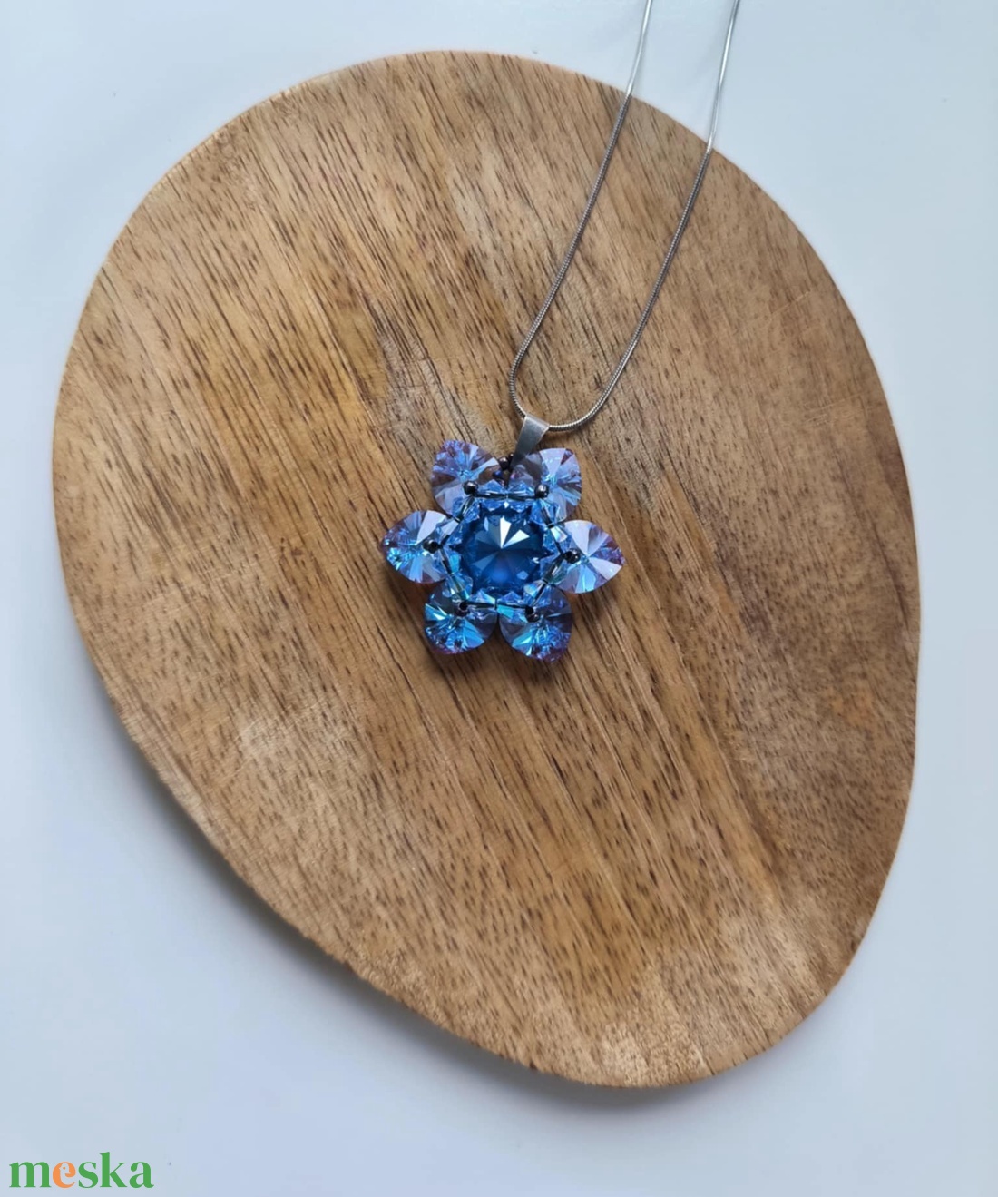 Elza virágmedál osztrák kristálygyöngyből - ékszer - nyaklánc - medál - Meska.hu