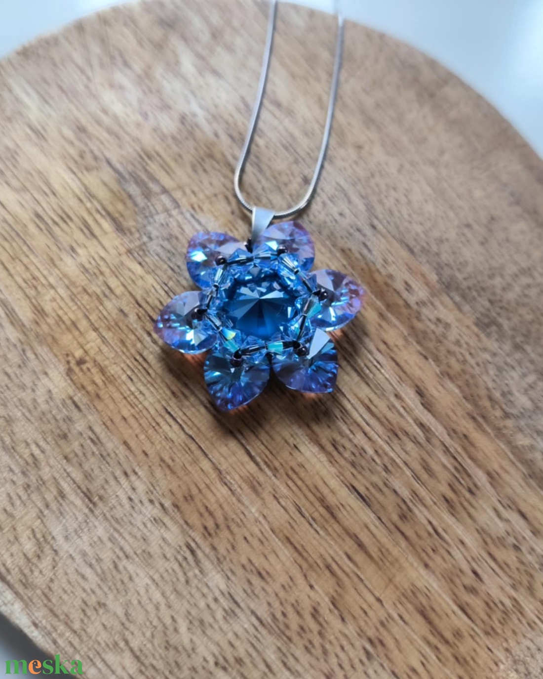Elza virágmedál osztrák kristálygyöngyből - ékszer - nyaklánc - medál - Meska.hu