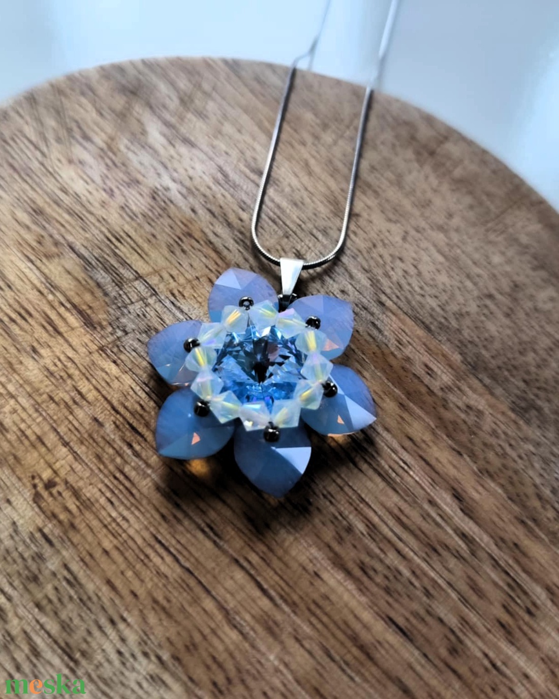 Jégvarázs virágmedál osztrák kristálygyöngyből - ékszer - nyaklánc - medál - Meska.hu