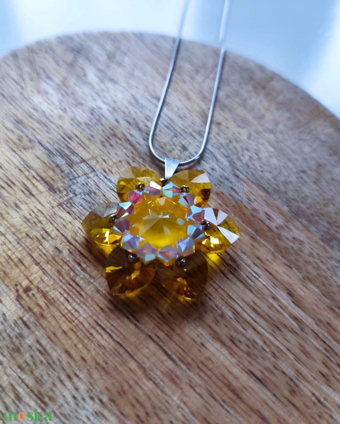 Hajnalcsillag virágmedál osztrák kristálygyöngyből - ékszer - nyaklánc - medál - Meska.hu