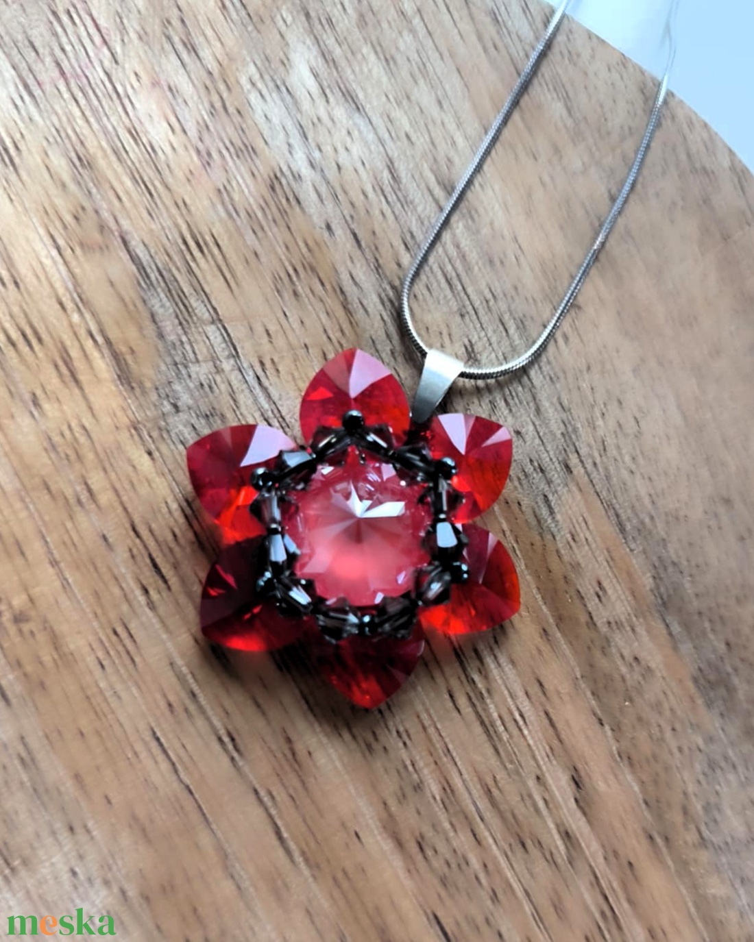 Pipacs virágmedál osztrák kristálygyöngyből - ékszer - nyaklánc - medál - Meska.hu