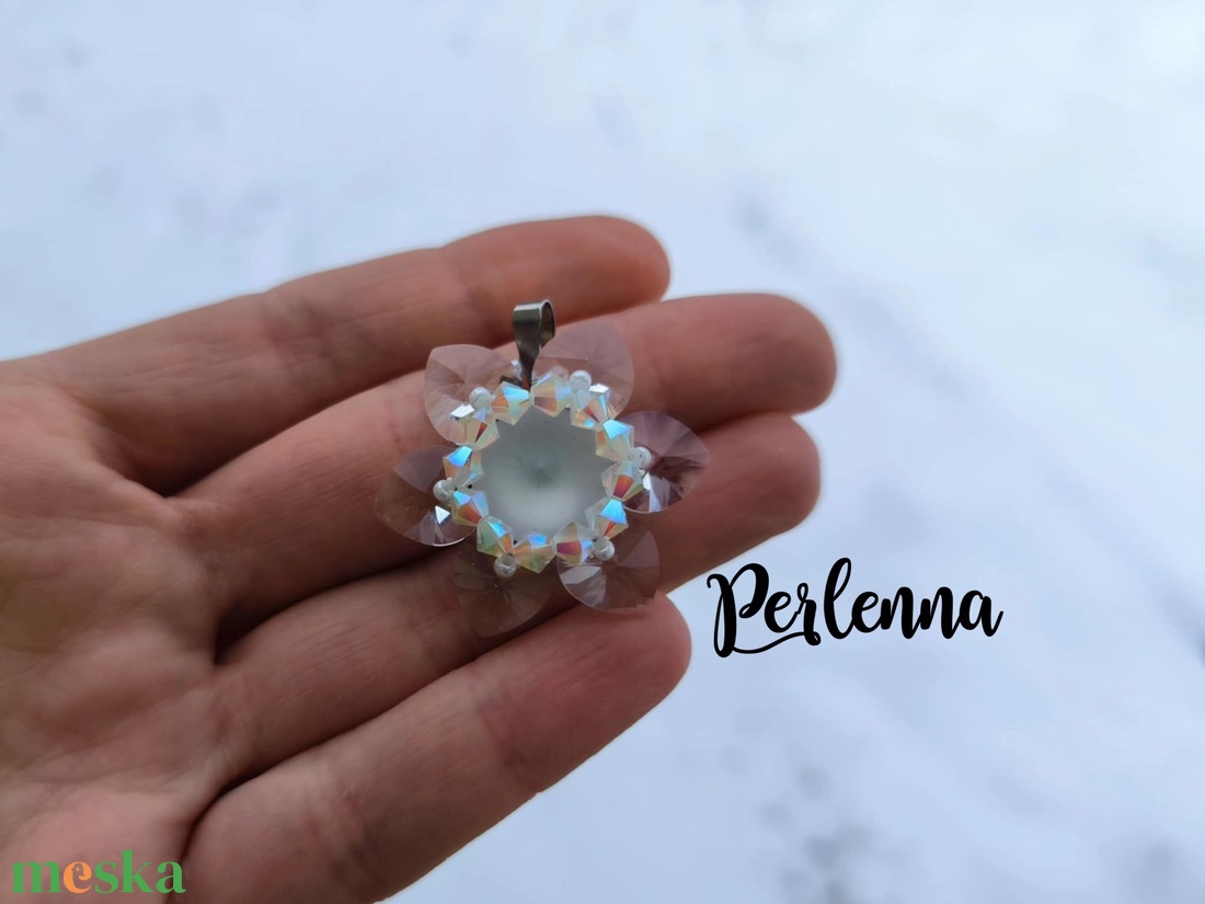 Hópihe virágmedál osztrák kristálygyöngyből - ékszer - nyaklánc - medál - Meska.hu