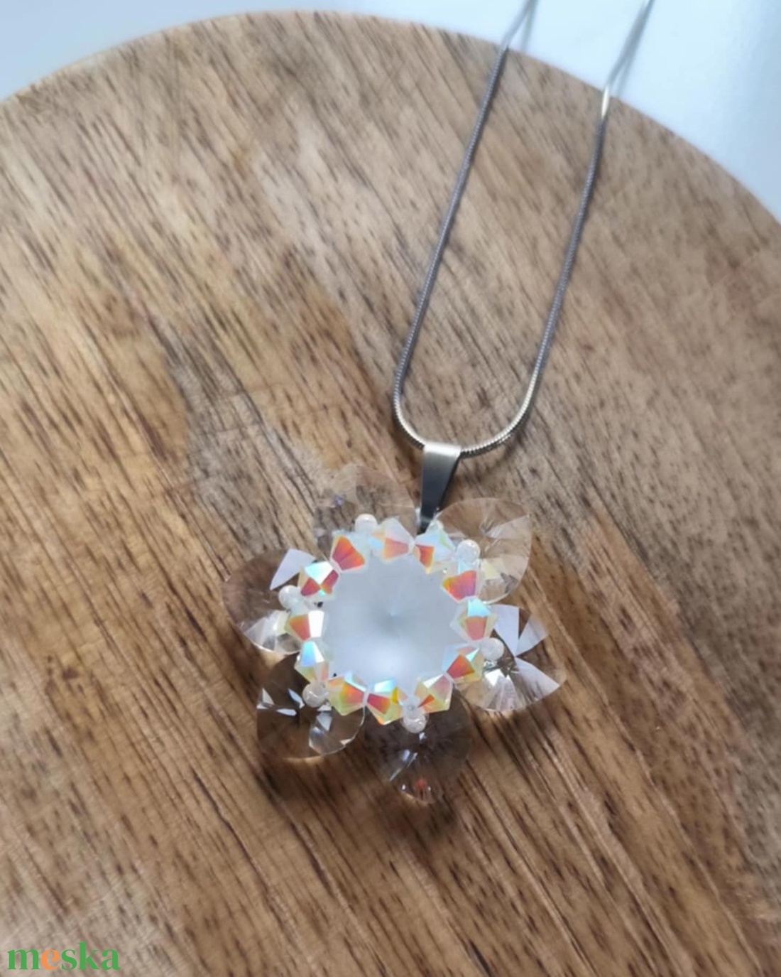 Hópihe virágmedál osztrák kristálygyöngyből - ékszer - nyaklánc - medál - Meska.hu