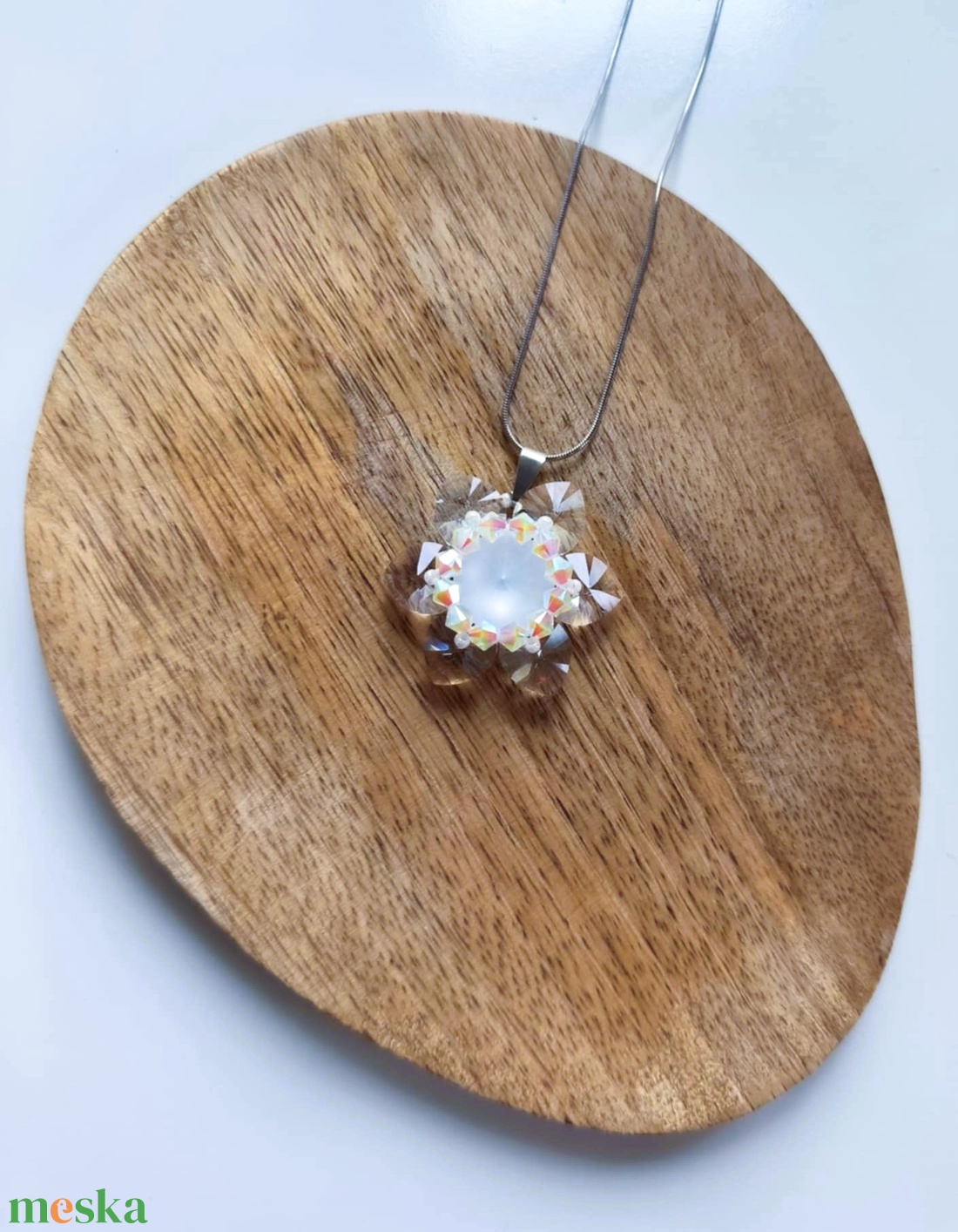 Hópihe virágmedál osztrák kristálygyöngyből - ékszer - nyaklánc - medál - Meska.hu