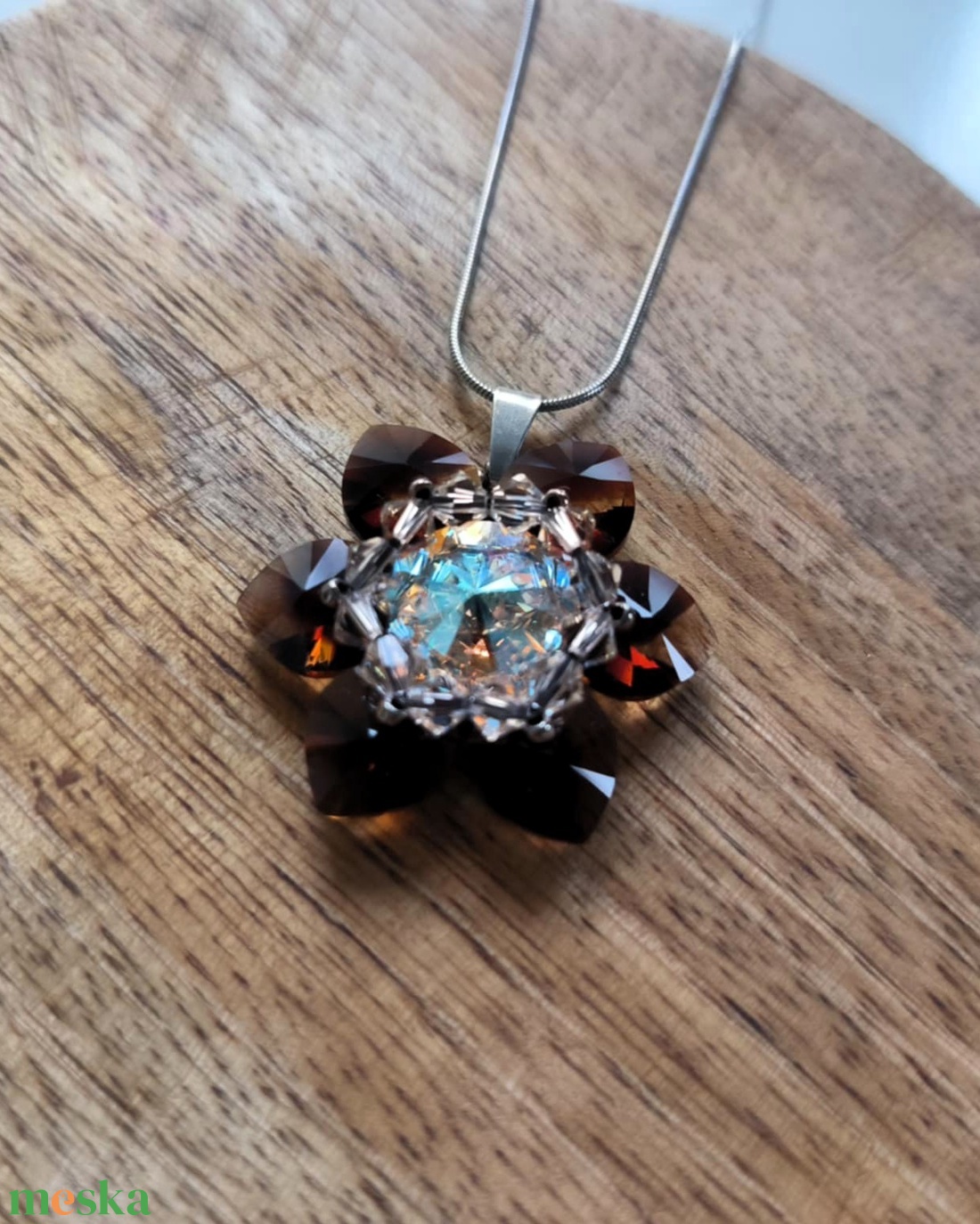 Gesztenye virágmedál osztrák kristálygyöngyből - ékszer - nyaklánc - medál - Meska.hu