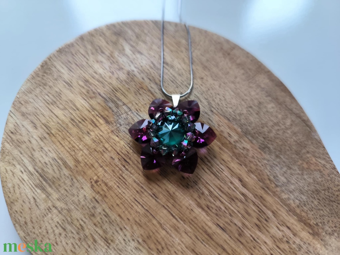 Erdei tündér virágmedál osztrák kristálygyöngyből - ékszer - nyaklánc - medál - Meska.hu