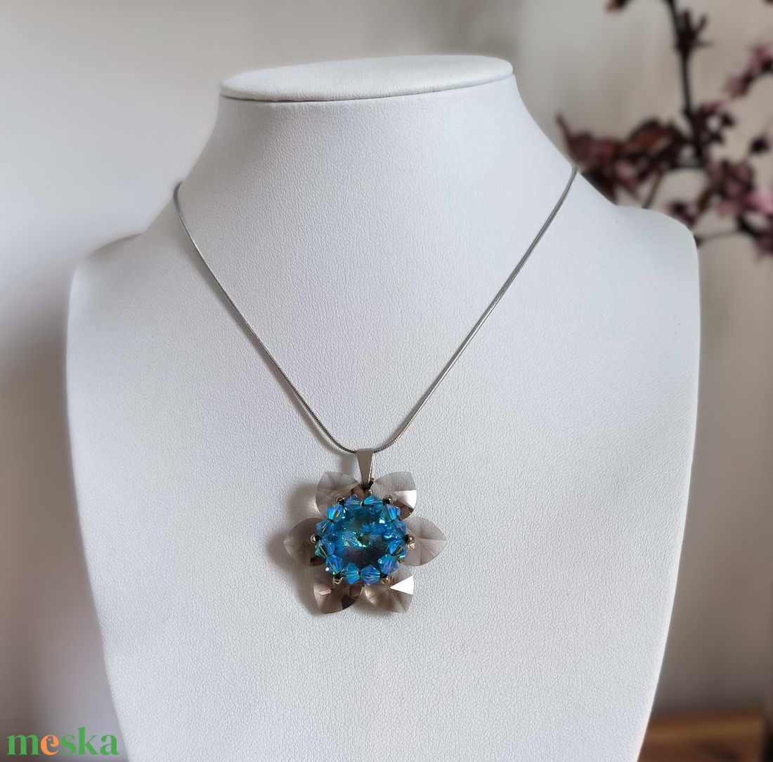 Tengerszemű hölgy medál osztrák kristálygyöngyből - ékszer - nyaklánc - medál - Meska.hu