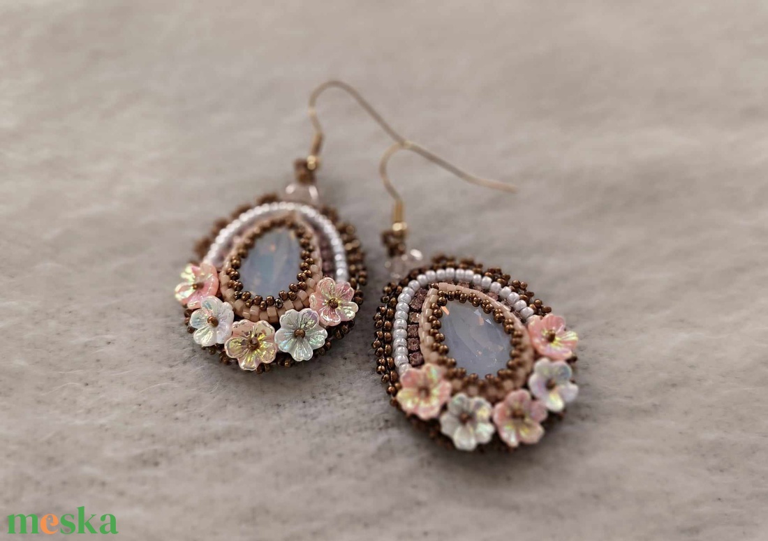 Japáncseresznye - gyöngyhímzett fülbevaló - ékszer - fülbevaló - lógó csepp fülbevaló - Meska.hu