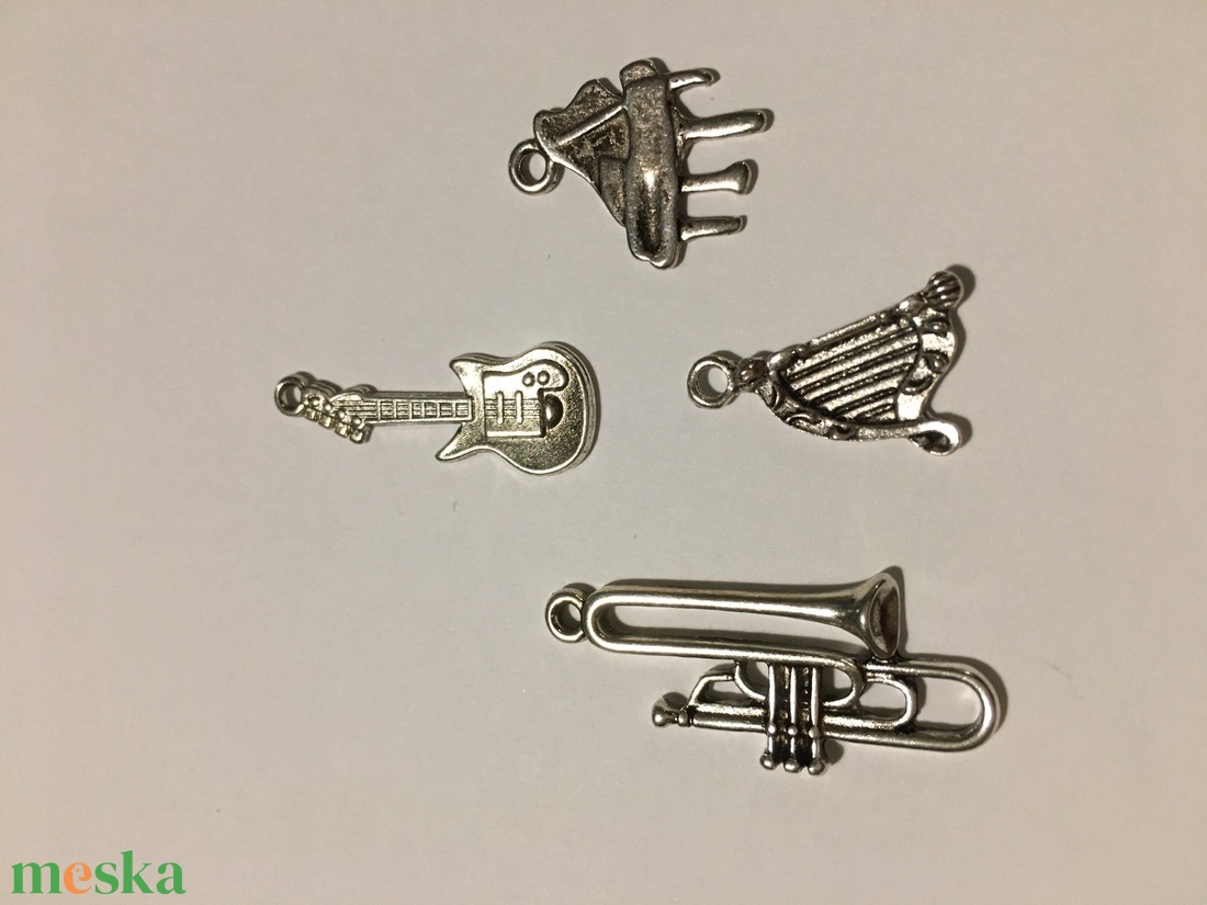 10 db Tibeti ezüst színű gitár medál - kellékek & szerszámok - gyöngyfűzés kellékek - egyéb alkatrész - Meska.hu 10 db Tibeti ezüst színű gitár medál - kellékek & szerszámok - gyöngyfűzés kellékek - egyéb alkatrész - Meska.hu