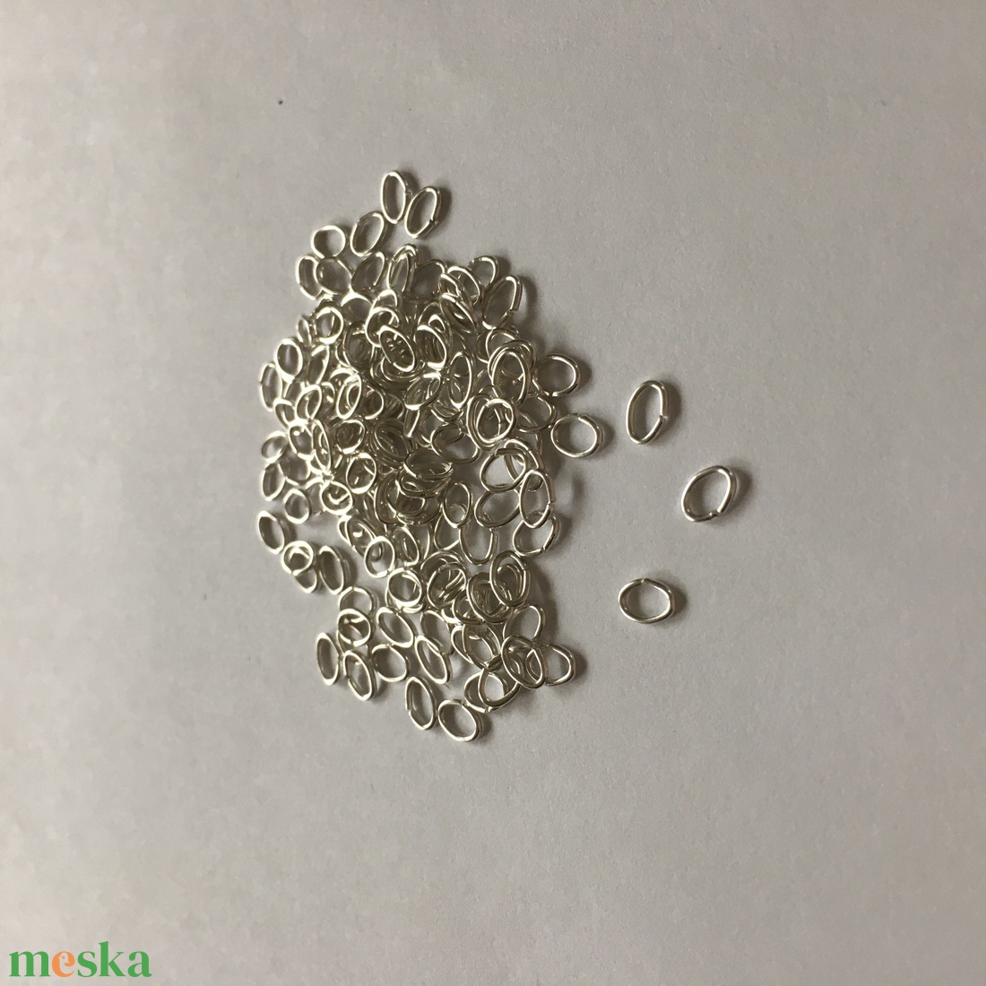 Ezüst színű ovális szerelőkarika 4x6 mm - gyöngy, ékszerkellék - egyéb alkatrész - Meska.hu