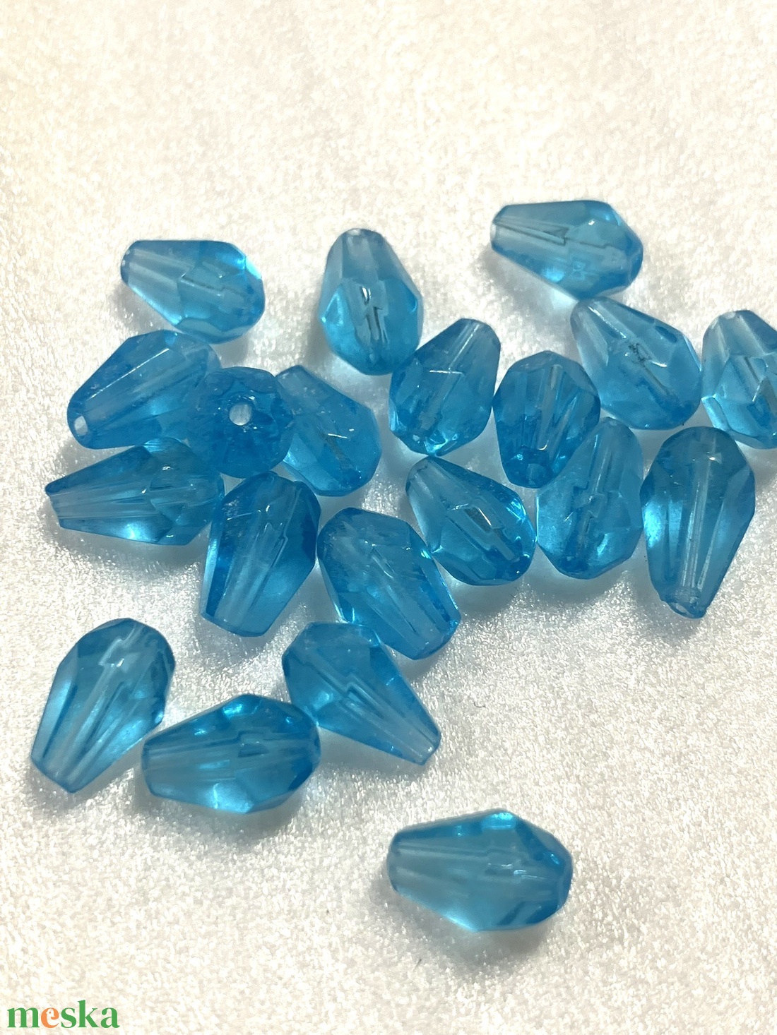 TÜRKIZ SZÍNŰ, CSEPP ALAKÚ, CSISZOLT ÜVEGGYÖNGY, 10X5 MM-ES  - kellékek & szerszámok - gyöngyfűzés kellékek - üveggyöngy - Meska.hu