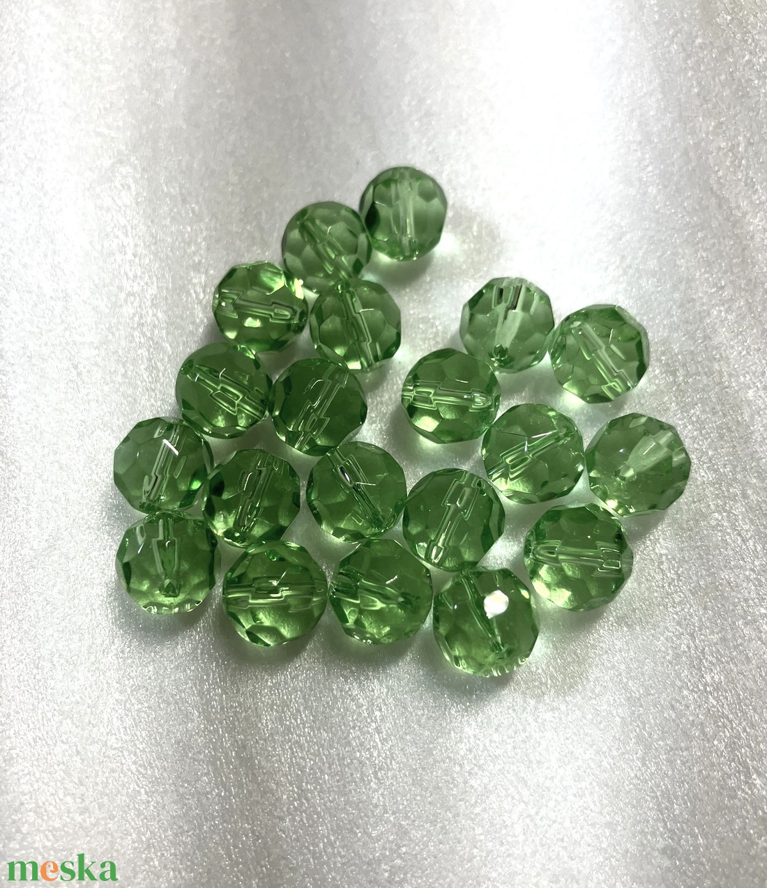 ZÖLD, CSISZOLT ÜVEGGYÖNGY, 8 MM-ES  - kellékek & szerszámok - gyöngyfűzés kellékek - üveggyöngy - Meska.hu