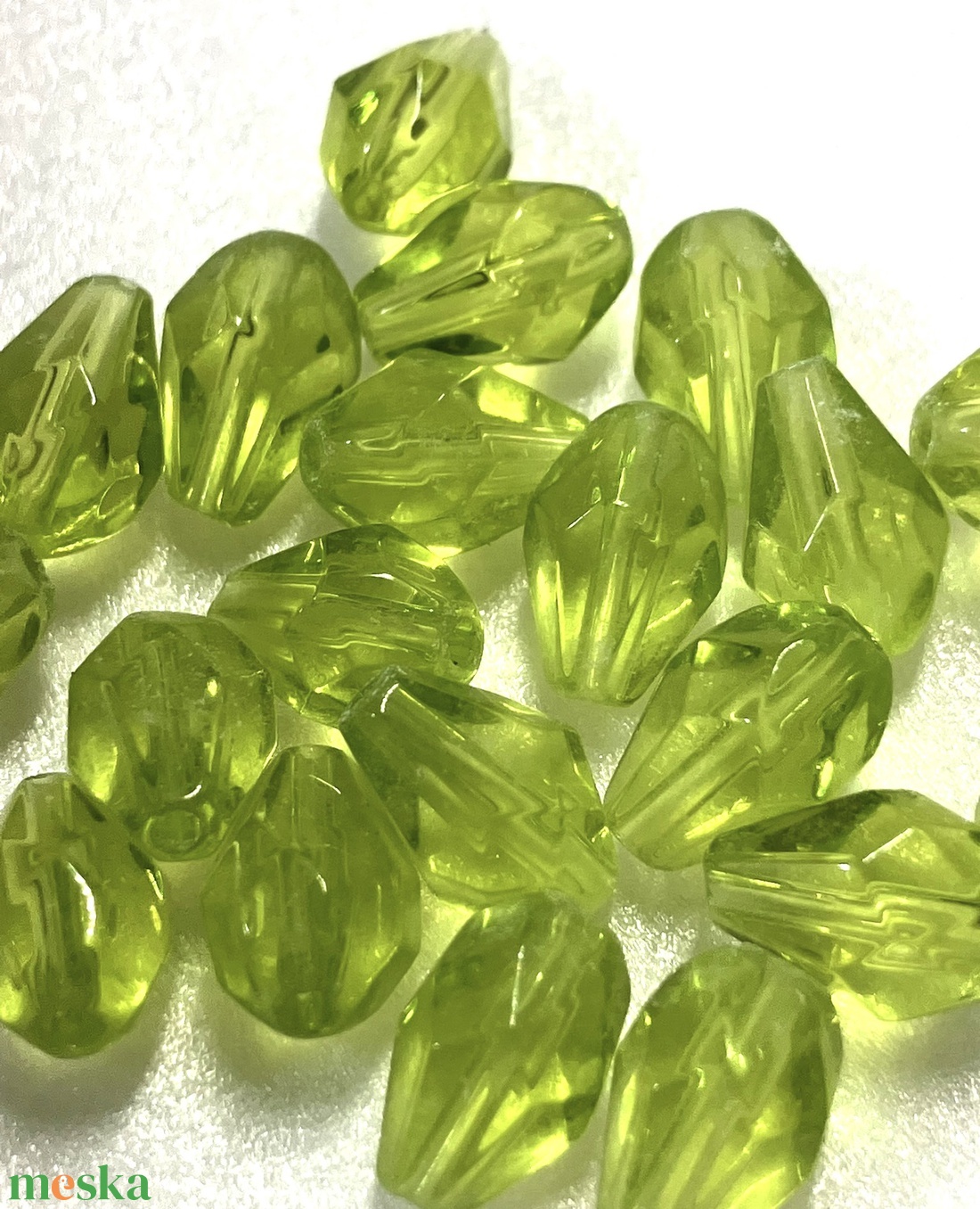 ZÖLD SZÍNŰ, CSEPP ALAKÚ, CSISZOLT ÜVEGGYÖNGY, 10X5 MM-ES - kellékek & szerszámok - gyöngyfűzés kellékek - üveggyöngy - Meska.hu ZÖLD SZÍNŰ, CSEPP ALAKÚ, CSISZOLT ÜVEGGYÖNGY, 10X5 MM-ES - kellékek & szerszámok - gyöngyfűzés kellékek - üveggyöngy - Meska.hu