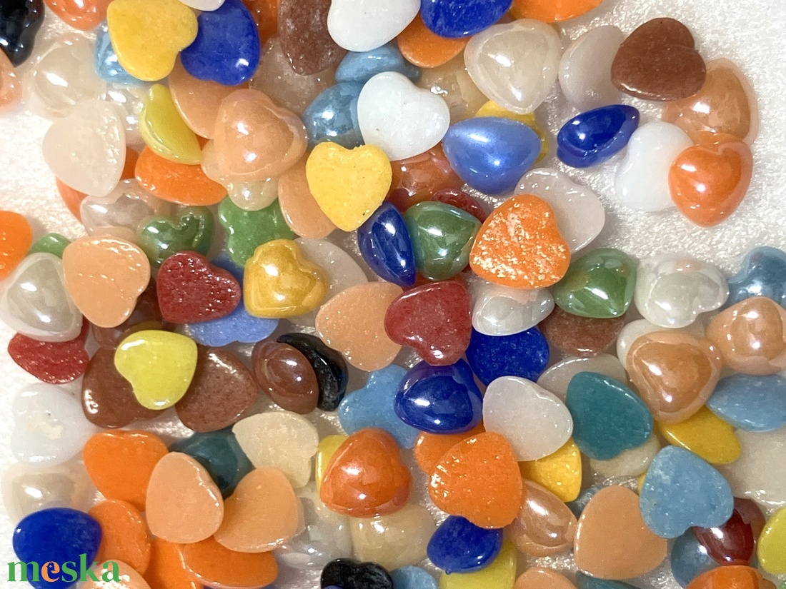  SZÍV CABOCHON VEGYES SZÍNBEN, 5 MM-ES  - kellékek & szerszámok - gyöngyfűzés kellékek - üveggyöngy - Meska.hu