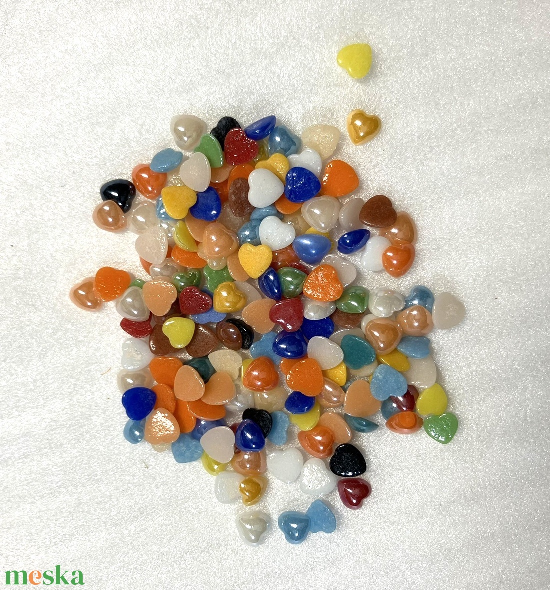  SZÍV CABOCHON VEGYES SZÍNBEN, 5 MM-ES  - kellékek & szerszámok - gyöngyfűzés kellékek - üveggyöngy - Meska.hu
